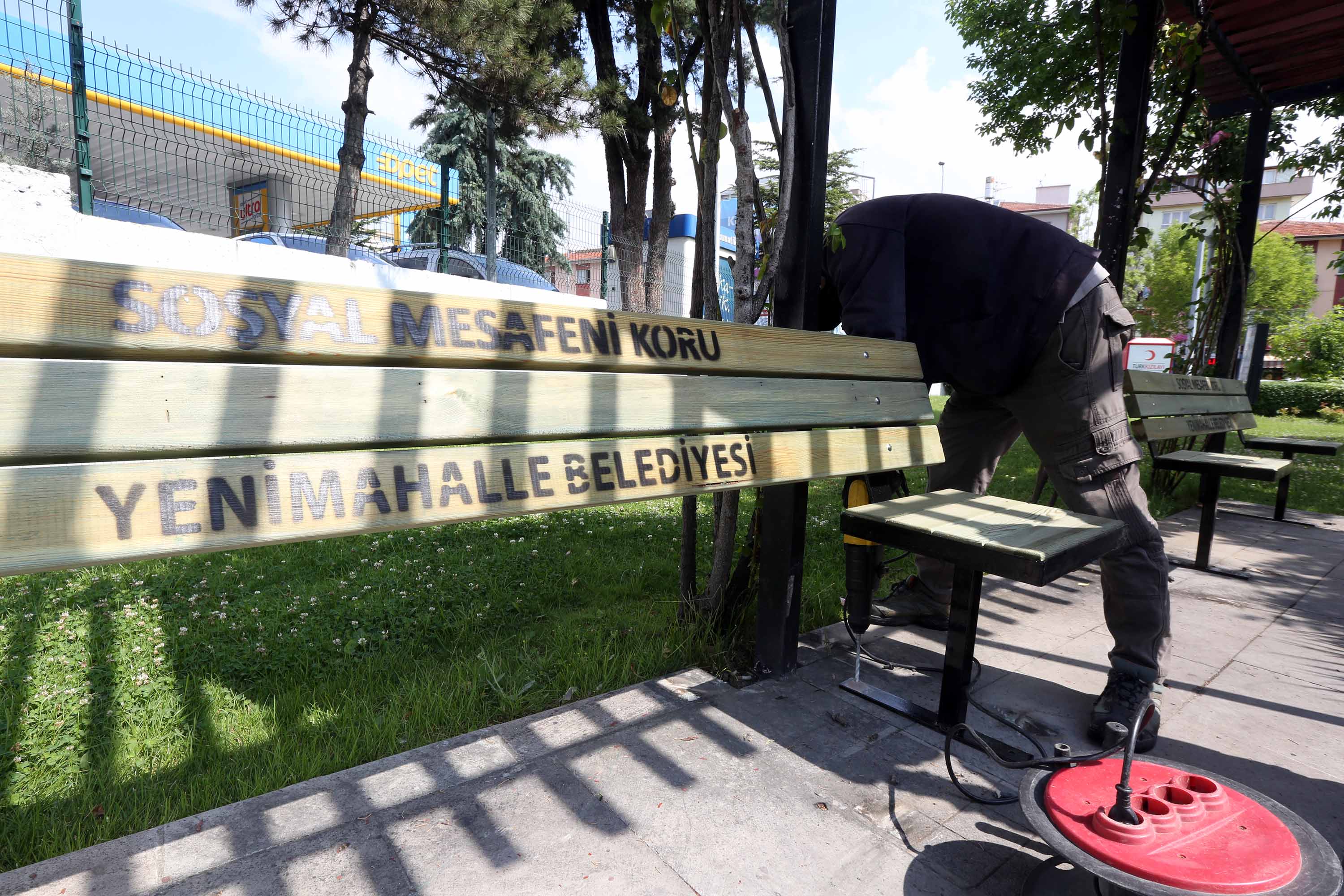 YENİMAHALLELİ, SOSYAL MESAFE BANKLARINDA DİNLENECEK
