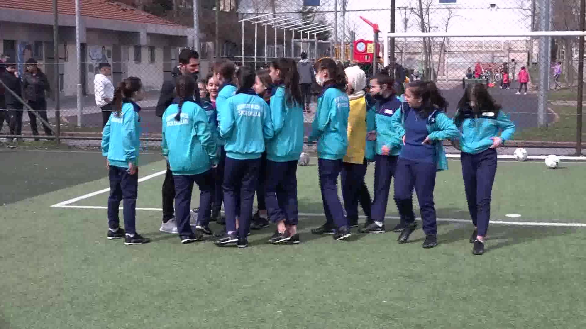 ESENYURT BELEDİYESİ'NDEN KIZ ÇOCUKLARINA ÖZEL FUTBOL KURSU