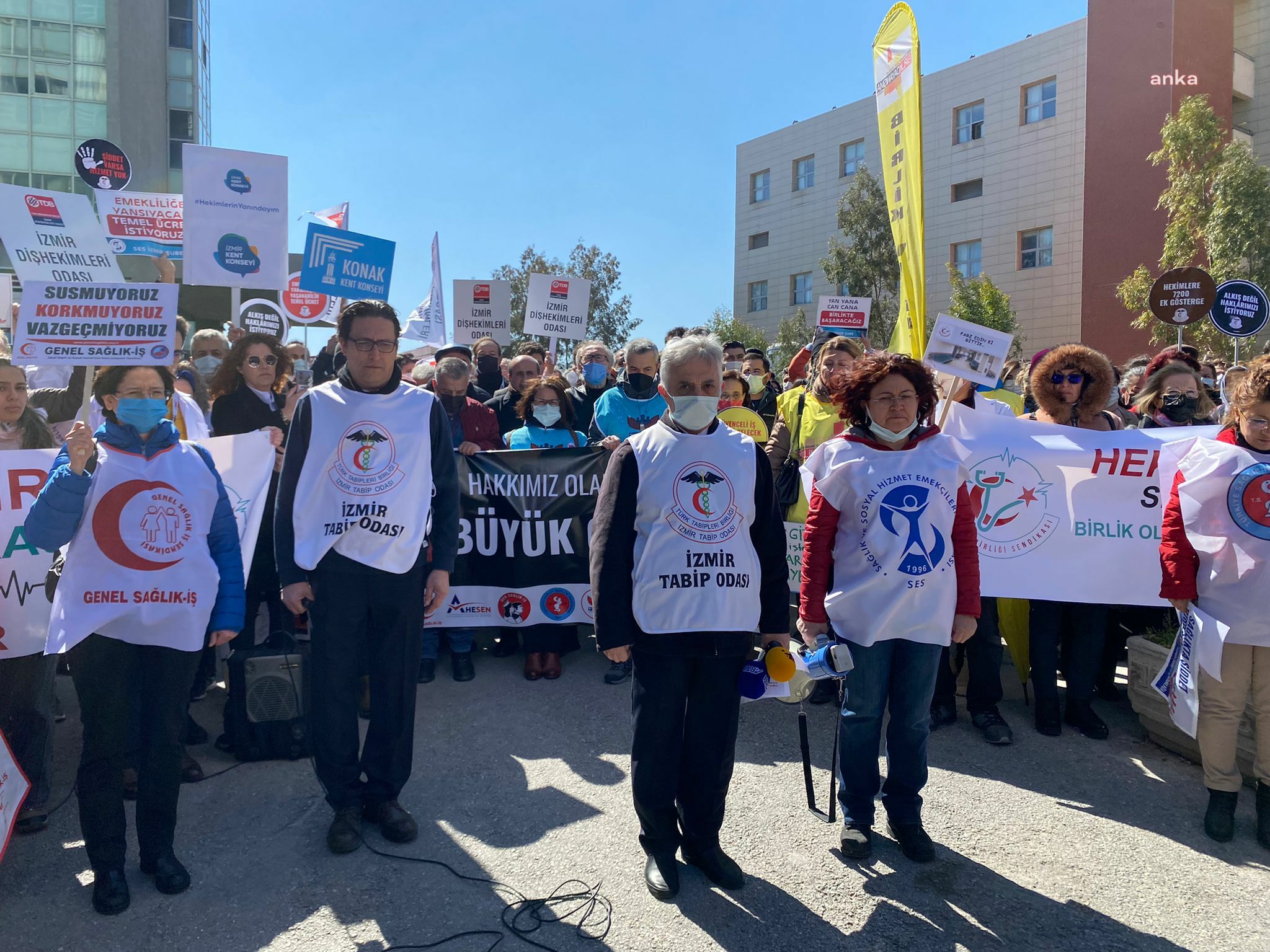 İZMİR'DE SAĞLIK ÇALIŞANLARI İŞ BIRAKTI: "EMEĞİMİZ, SAĞLIĞIMIZ, GELECEĞİMİZ İÇİN G(Ö)REVDEYİZ"