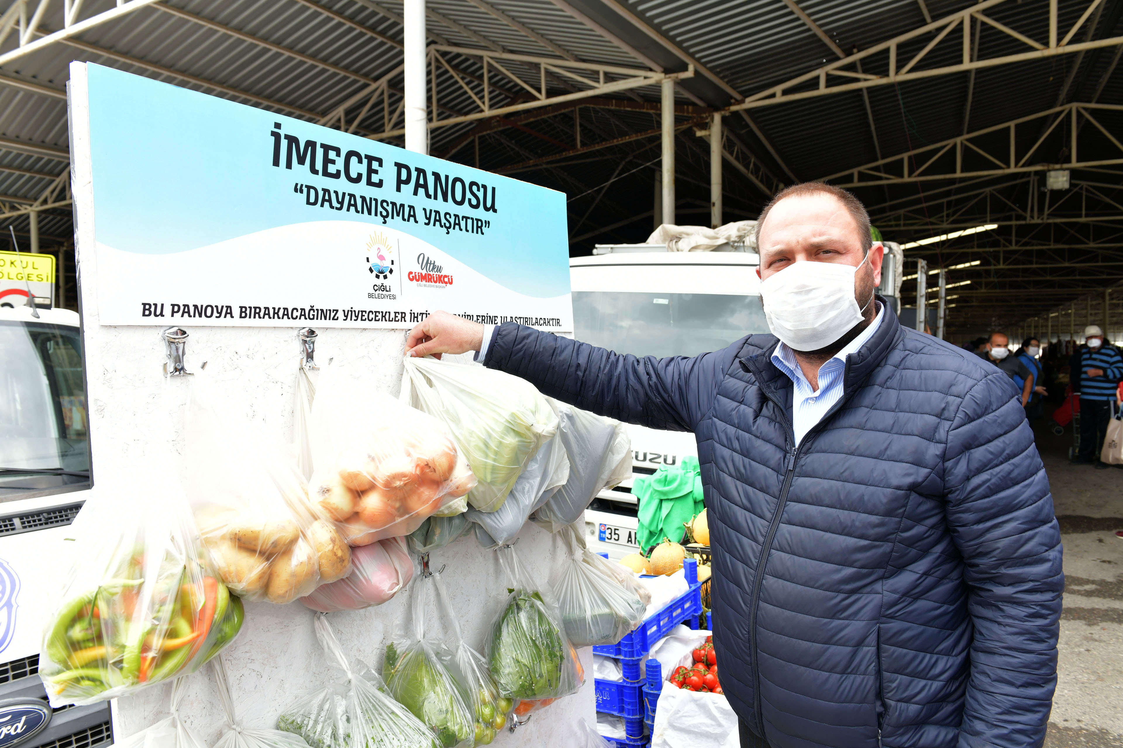ÇİĞLİ'DE PAZAR YERLERİNE İMECE PANOSU