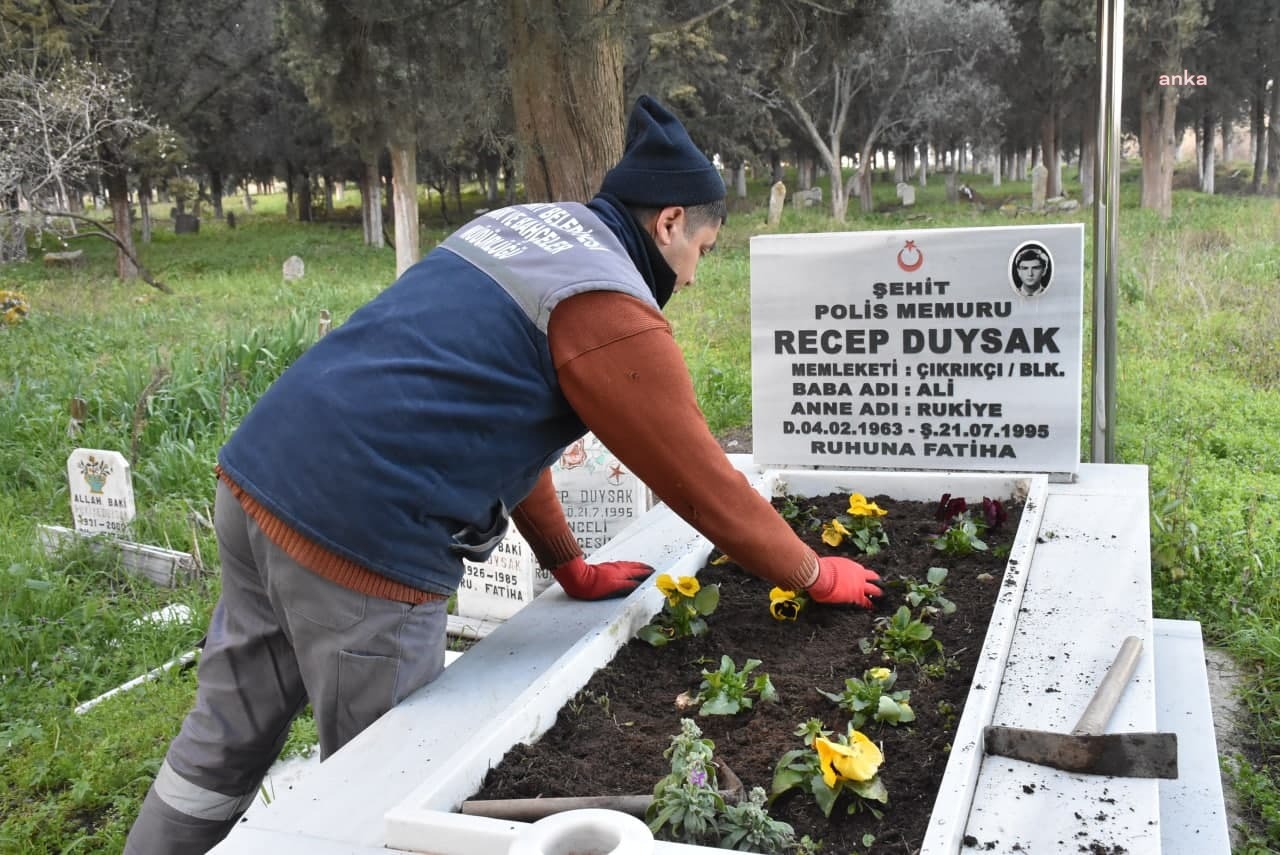 EDREMİT BELEDİYESİ'NDEN ŞEHİTLİKLERDE BAKIM ÇALIŞMASI