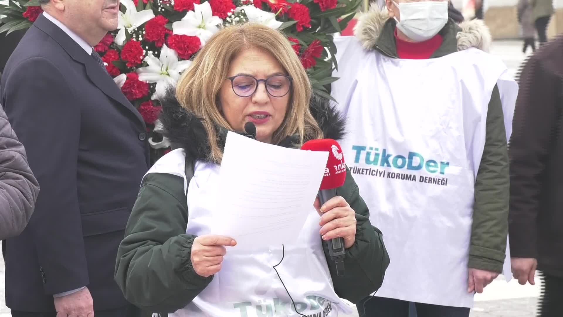 TÜKETİCİ DERNEKLERİ ÜYELERİ KADIKÖY'DE BULUŞTU: "BESLENEMİYORUZ, GIDAYA ULAŞAMIYORUZ. TÜKETİCİYİ TÜ–KET–Tİ-NİZ"
