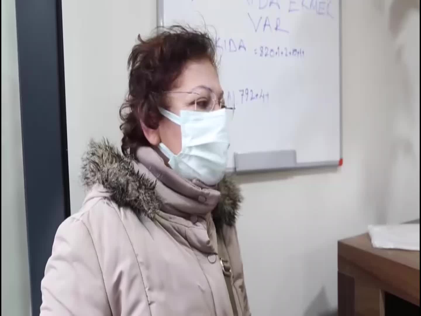BAĞDAT CADDESİ'NDE HALK EKMEK SATAN ESNAF: "VATANDAŞ UTANARAK ASKIDA EKMEK SORUYOR"