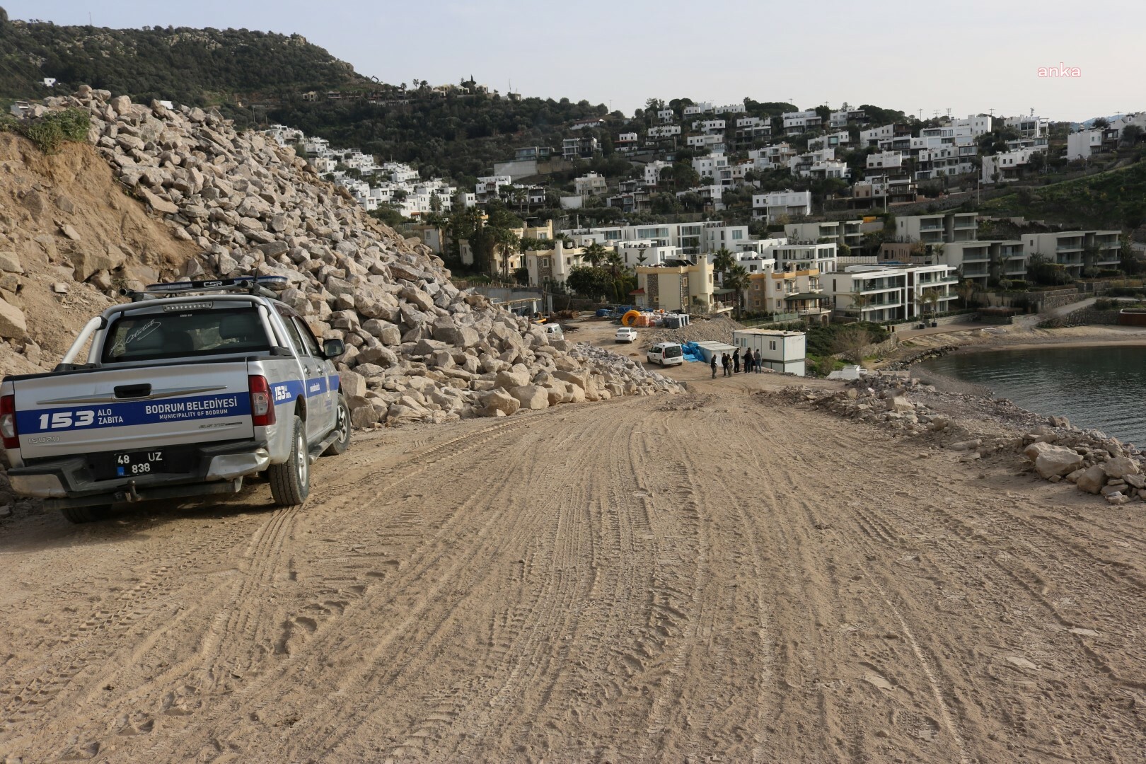 BODRUM BELEDİYESİ, KÜÇÜKBÜK'TE DENİZİ DOLDURAN KAÇAK HAFRİYAT DÖKÜMÜNÜ DURDURDU