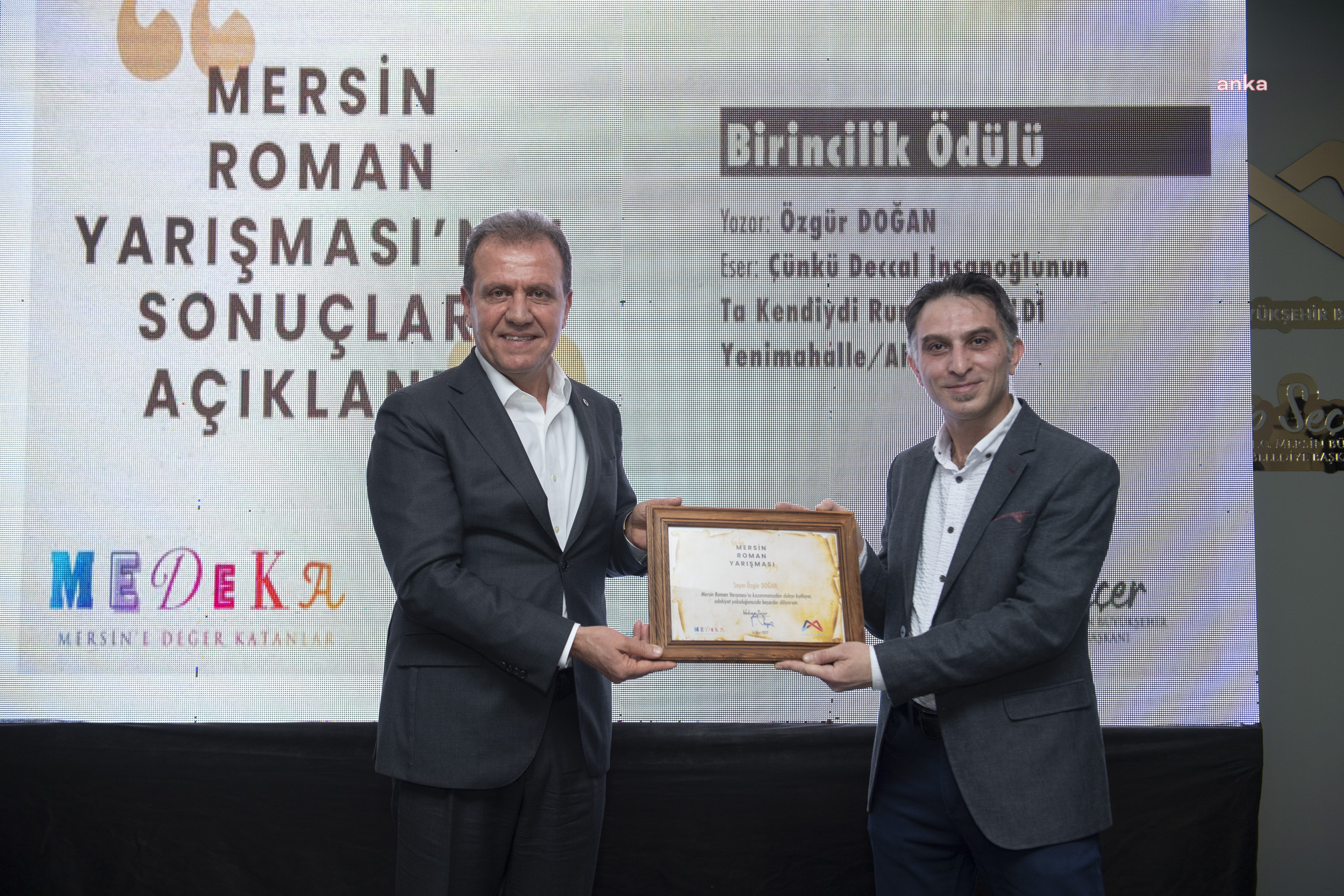 VAHAP SEÇER: “SANAT BİZE GÜZELLİKLERİ, BİRLİĞİ, BERABERLİĞİ, İNSANLARI SEVMEYİ ÖĞRETİYOR”