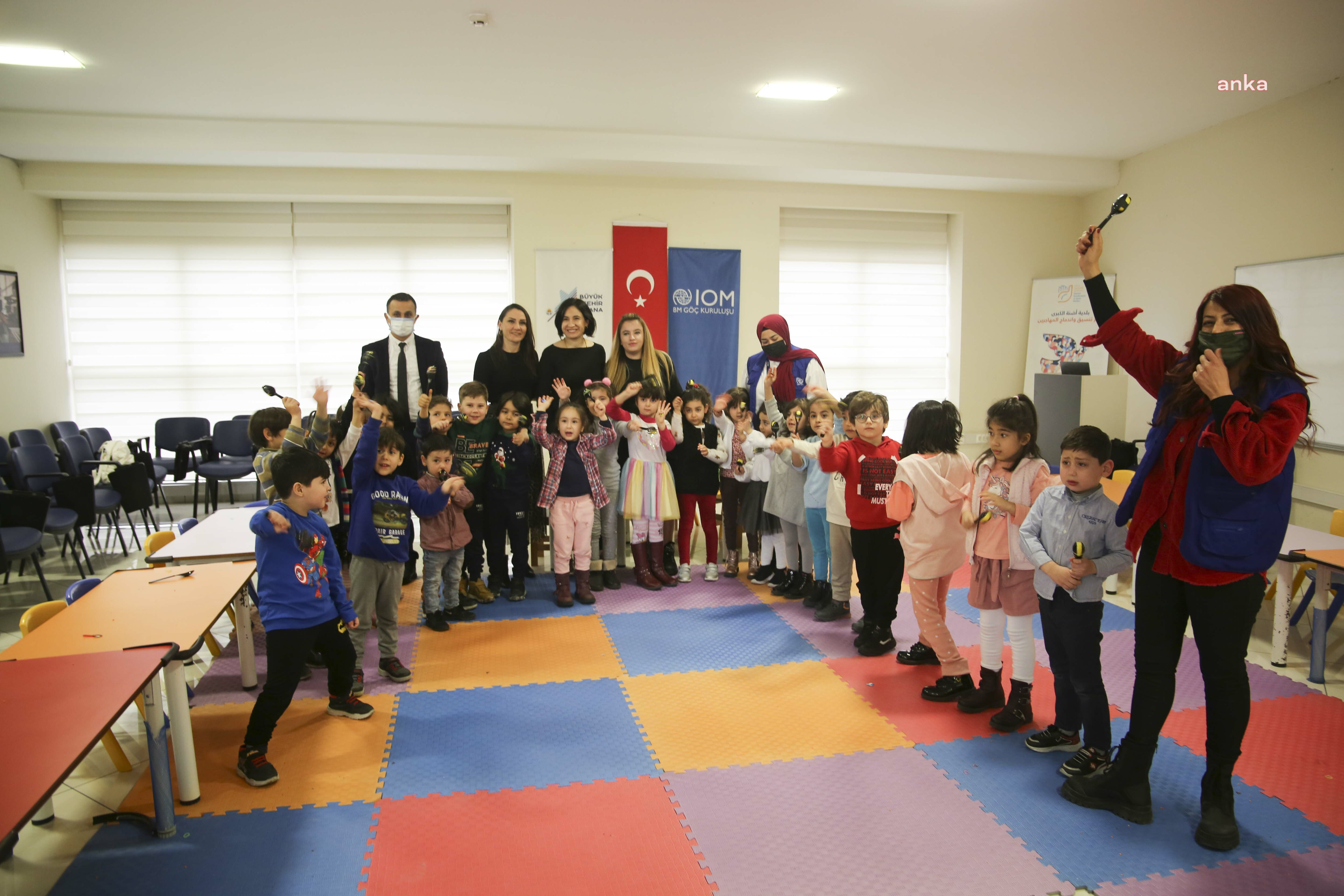 GÖÇMEN ÇOCUKLAR, ADANALI AKRANLARIYLA MÜZİK ETKİNLİĞİNDE BULUŞTU