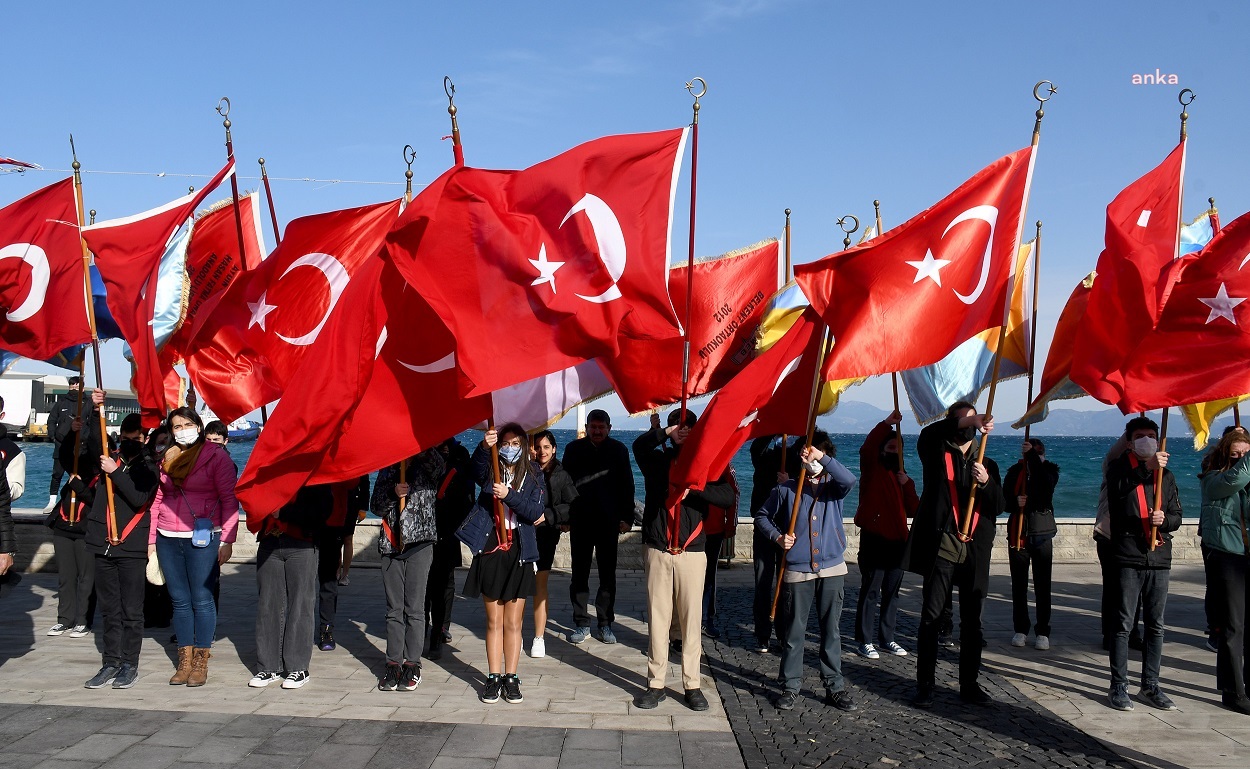 KUŞADASI’NDA ÇANAKKALE DENİZ ZAFERİ’NİN 107. YIL DÖNÜMÜ KUTLANDI