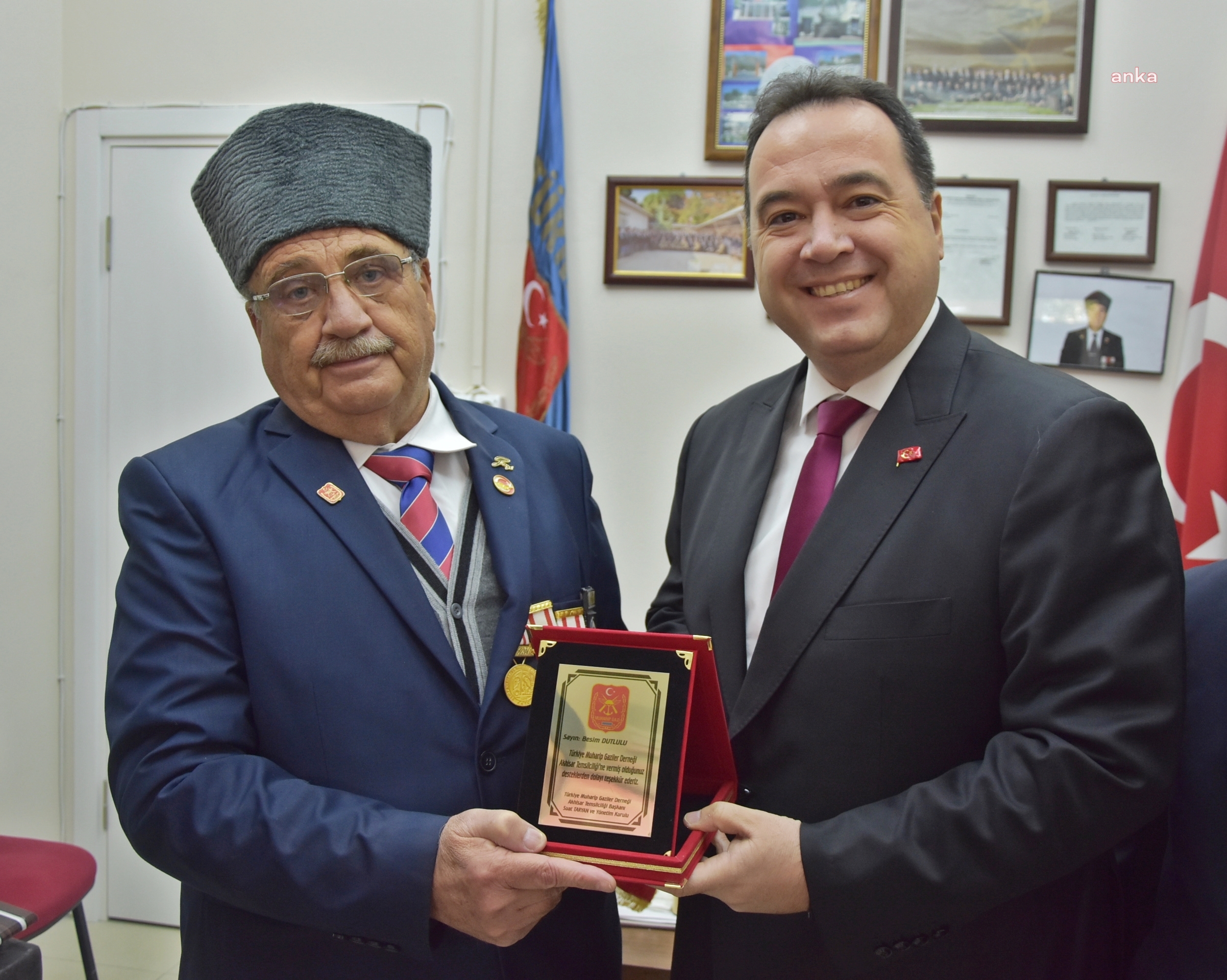 GAZİLERDEN, AKHİSAR BELEDİYE BAŞKANI DUTLULU’YA PLAKET