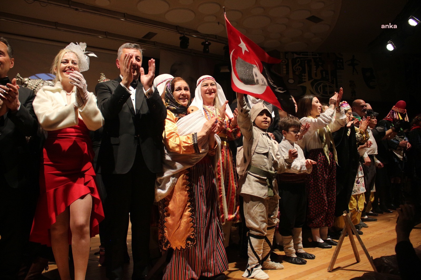 KARŞIYAKA’DA ‘BİR ULUSUN DOĞUŞU’ CANLANDIRILDI