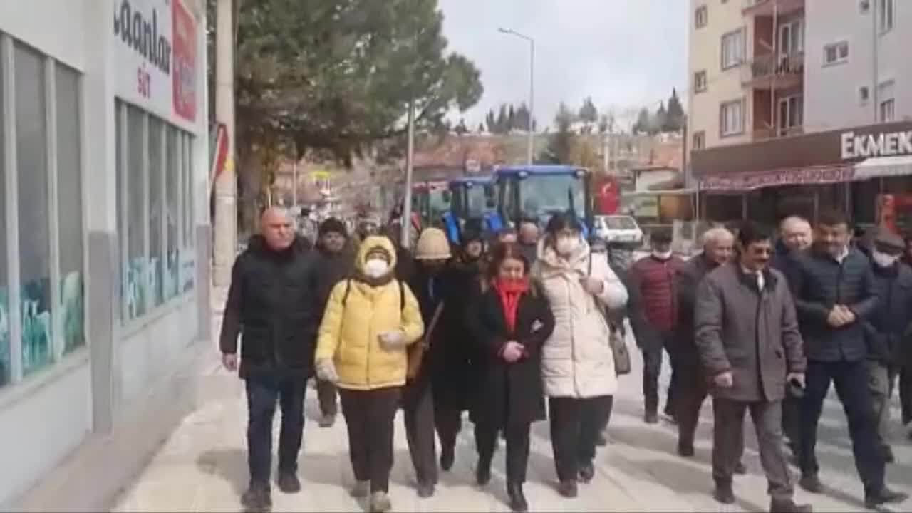 DENİZLİ’DE ÇİFTÇİ VE ESNAFTAN TRAKTÖRLÜ PROTESTO… CHP’Lİ KARACA: “BU YAZ, BUĞDAYDA CİDDİ BİR KITLIKLA KARŞI KARŞIYA KALACAĞIZ”