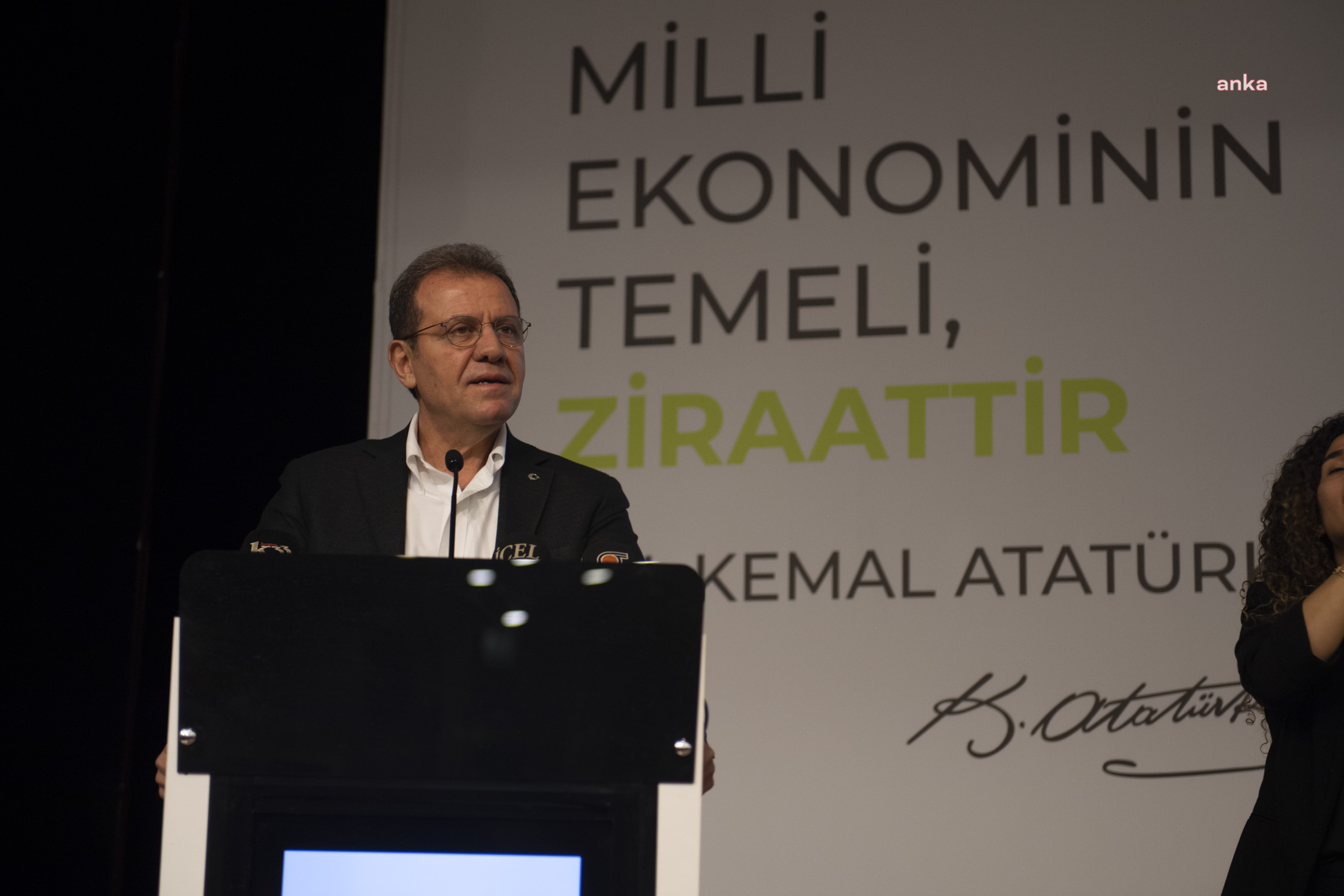 VAHAP SEÇER, ‘ÜRETMEZSEK TÜKENİRİZ’ KONFERANSINDA KONUŞTU: “UMUT EDİYORUM KARAYA OTURMAYIZ”