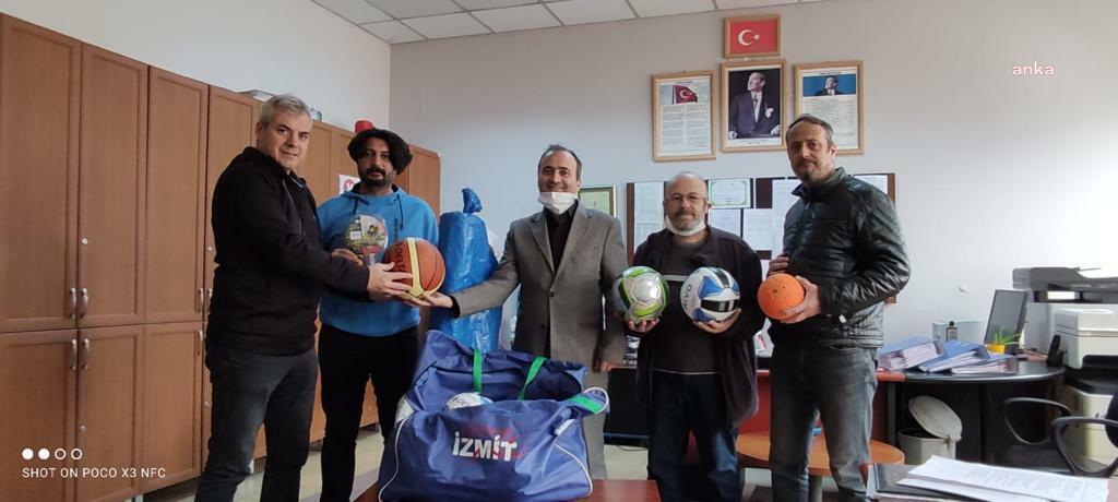 İZMİT BELEDİYESİ, İNKILAP ORTAOKULU’NA SPOR MALZEMESİ DESTEĞİ SAĞLADI