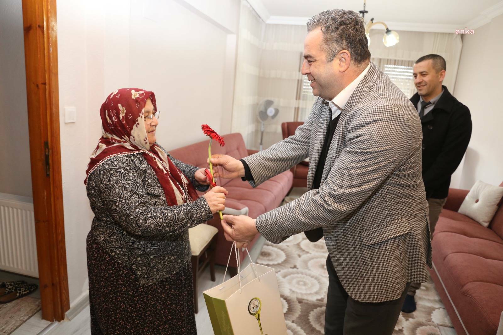 BURHANİYE BELEDİYESİ 18 MART’TA ŞEHİT AİLELERİNİ ZİYARET ETTİ