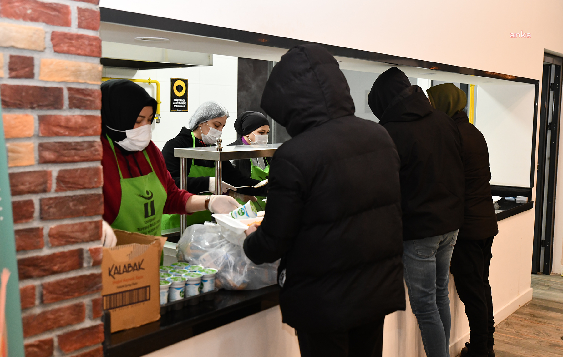 TEPEBAŞI'NDA ÖĞRENCİLERE YEMEK DESTEĞİ 3 NOKTADA SÜRÜYOR