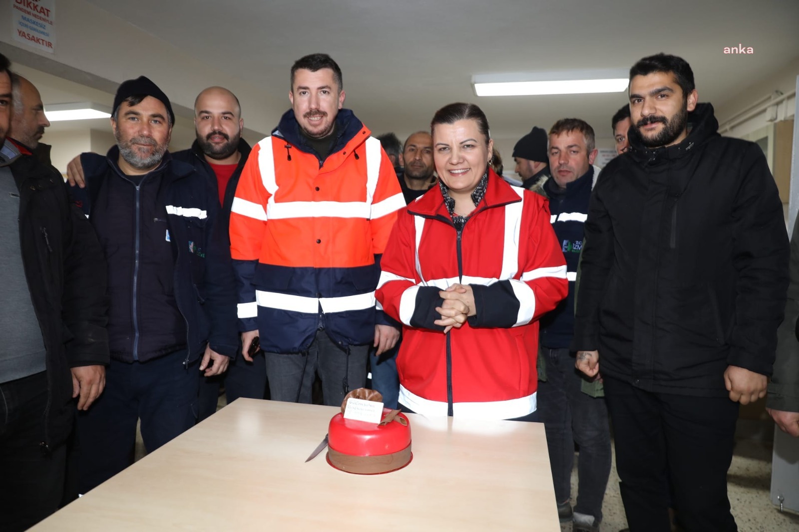 İŞÇİLERDEN İZMİT BELEDİYE BAŞKANI HÜRRİYET'E DOĞUM GÜNÜ PASTASI