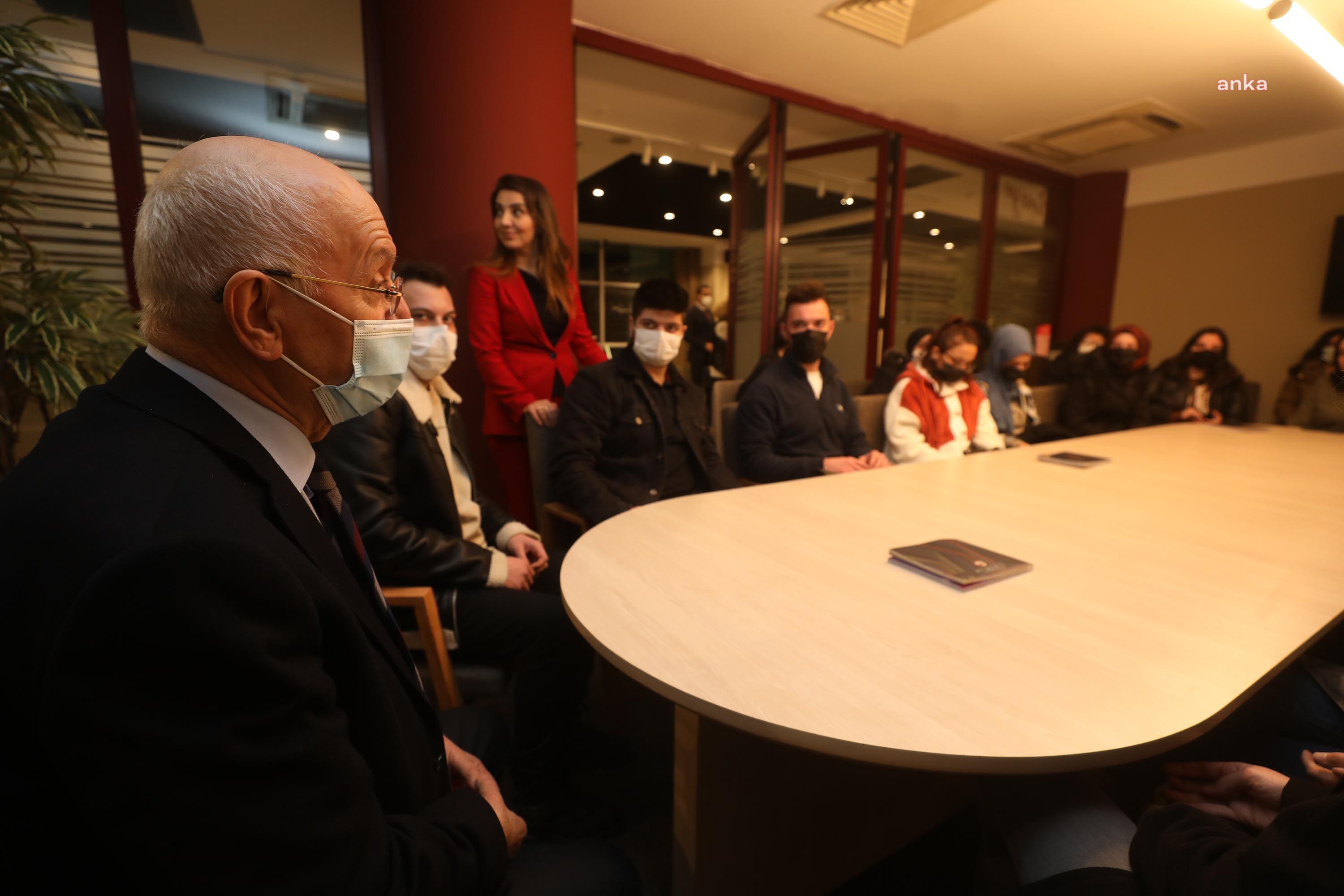 ÖĞRENCİ MİSAFİRHANESİNDE KALAN GENÇLERDEN YENİMAHALLE BELEDİYE BAŞKANI YAŞAR’A ZİYARET