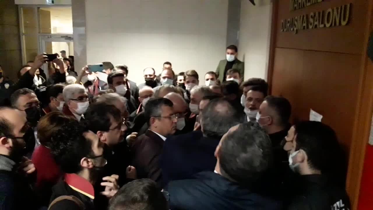 BOĞAZİÇİ DAVASINDA DURUŞMA SALONUNA ÇEVİK KUVVET GİRDİ, CHP MİLLETVEKİLLERİ POLİS İLE AVUKATLAR ARASINDA ETTEN DUVAR OLUŞTURDU