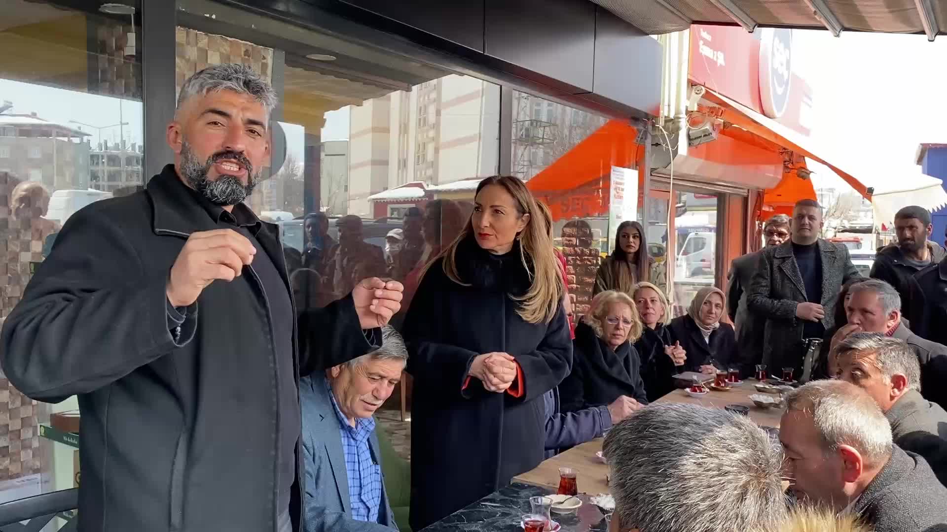 IĞDIRLI BESİCİ'DEN YEM FİYATLARINA TEPKİ: "İNEKLERİM DOYMUYOR, ONUN VERDİĞİ SÜT ALTIN OLSA NE YAZAR?"