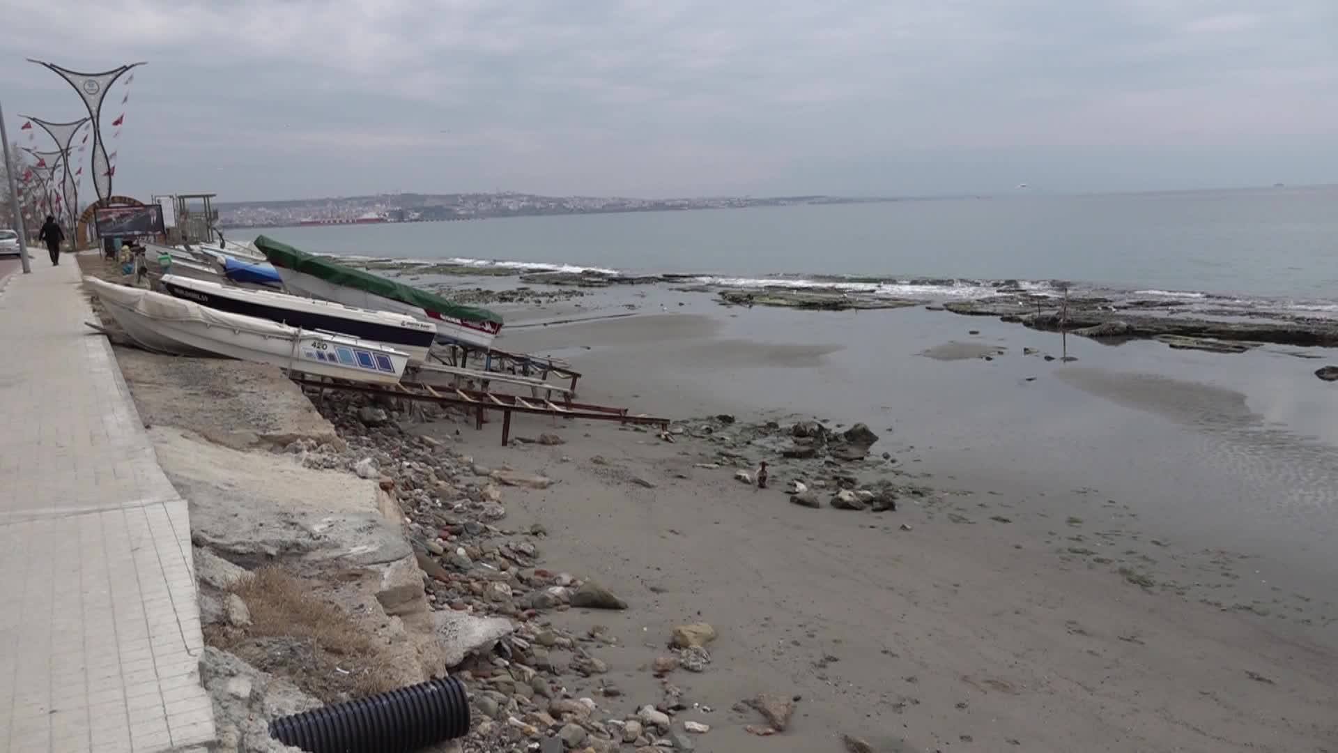 TEKİRDAĞ’DA DENİZ 30 METRE ÇEKİLDİ, “KRAL YOLU” OLARAK BİLİNEN KAYALIKLAR ORTAYA ÇIKTI