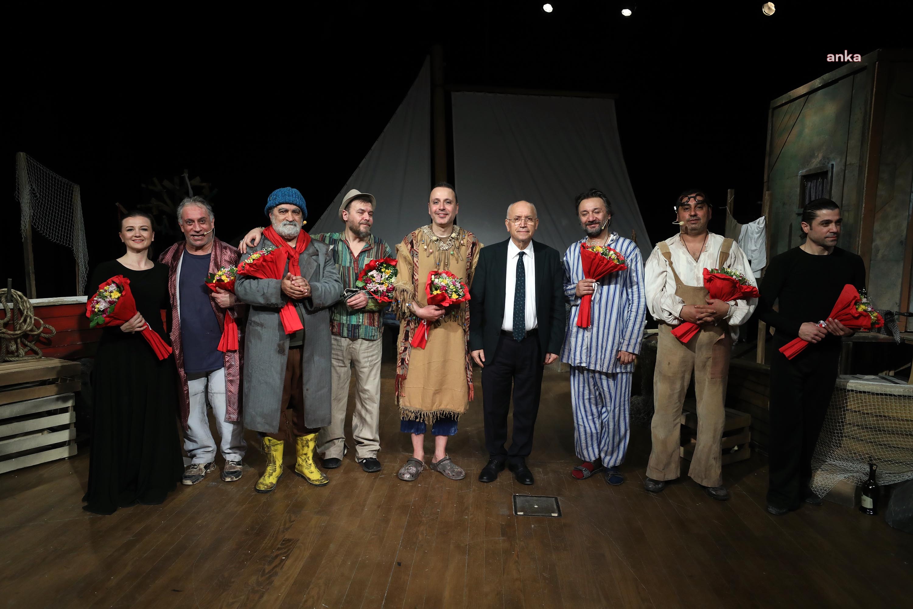 YENİMAHALLELİ TİYATROSEVERLER, “İZLER” OYUNU İLE BULUŞTU