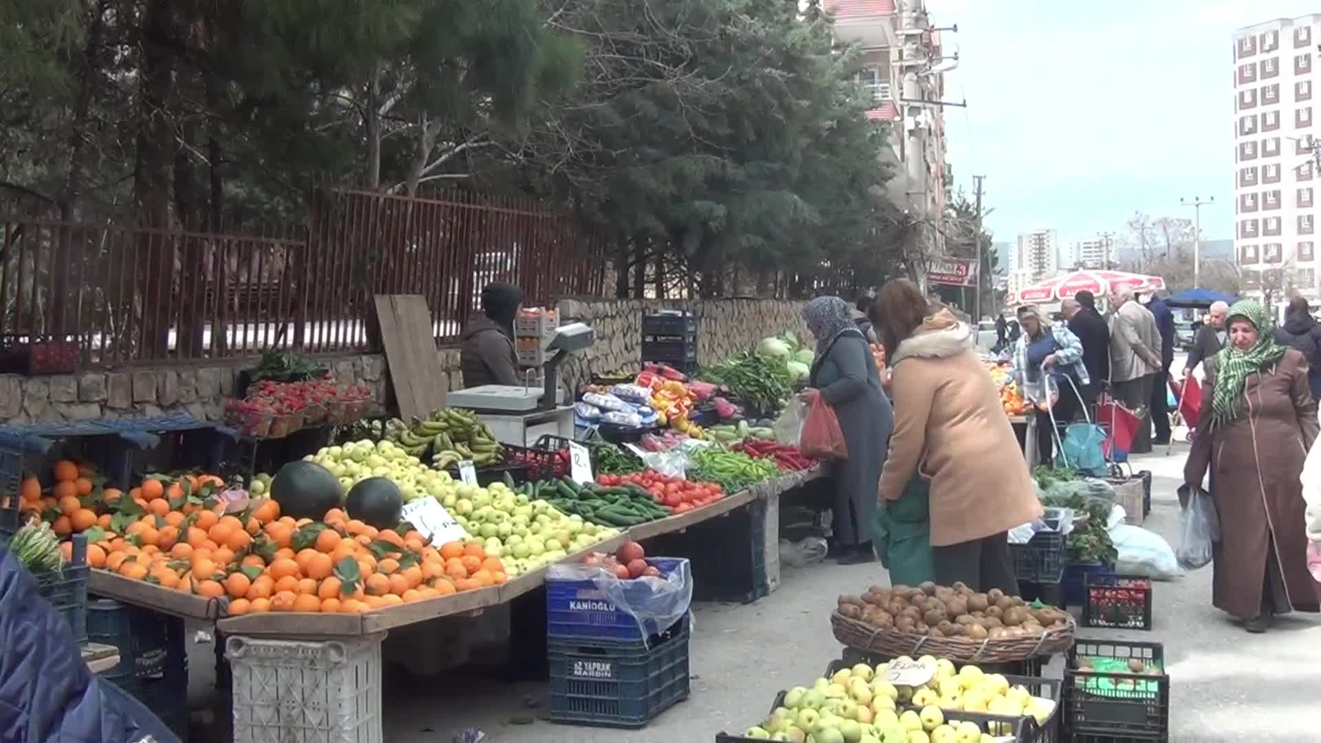 MARDİNLİ PAZARCI: "ŞU AN EVİMİZE EKMEK GÖTÜREMİYORUZ DESEK YERİDİR"