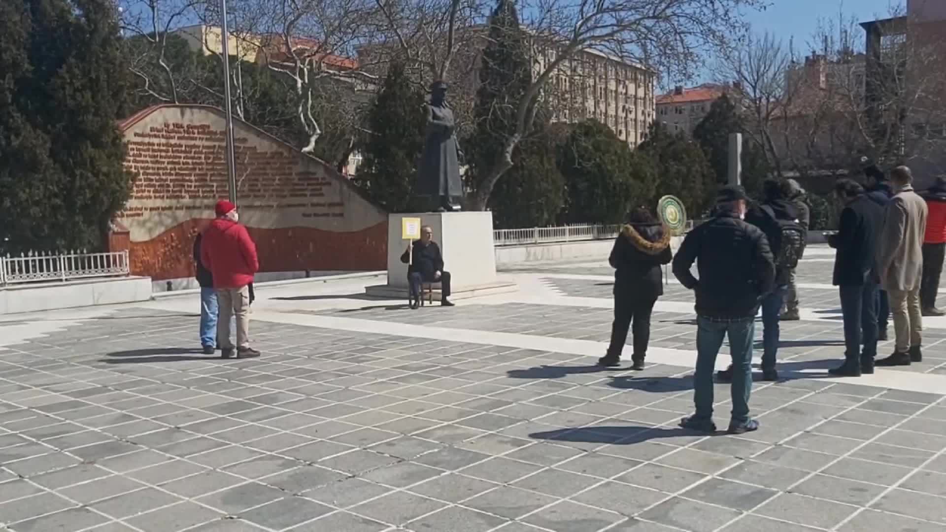 CHP'Lİ ESKİ BELEDİYE BAŞKANINDAN OTURMA EYLEMİ: "ÇANAKKALELİLER KÖPRÜDEN YÜZDE 50 İNDİRİMLİ GEÇSİN"