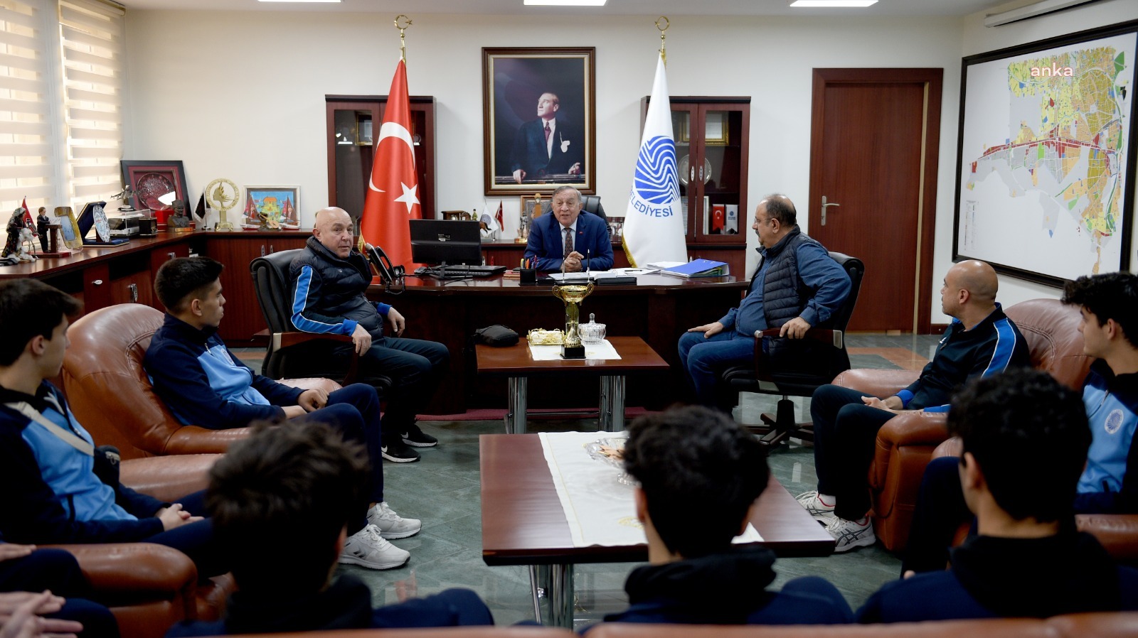 SEYHAN BELEDİYESPOR’UN VOLEYBOLCULARINDAN BAŞKAN AKAY’A TEŞEKKÜR ZİYARETİ