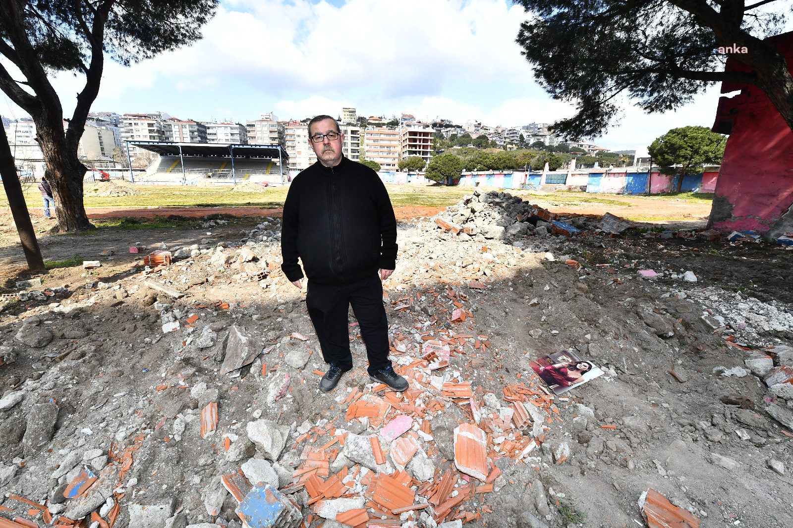BERGAMA'DA YARGI SÜRECİNE RAĞMEN DÜKKANLARIN YIKIMI BAŞLADI.. TUNÇ SOYER: "YILLARDIR AYNI YERDE EKMEK YİYEN ESNAF KAPI ÖNÜNE KOYULUYOR, YIKIMLARI DURDURUN"