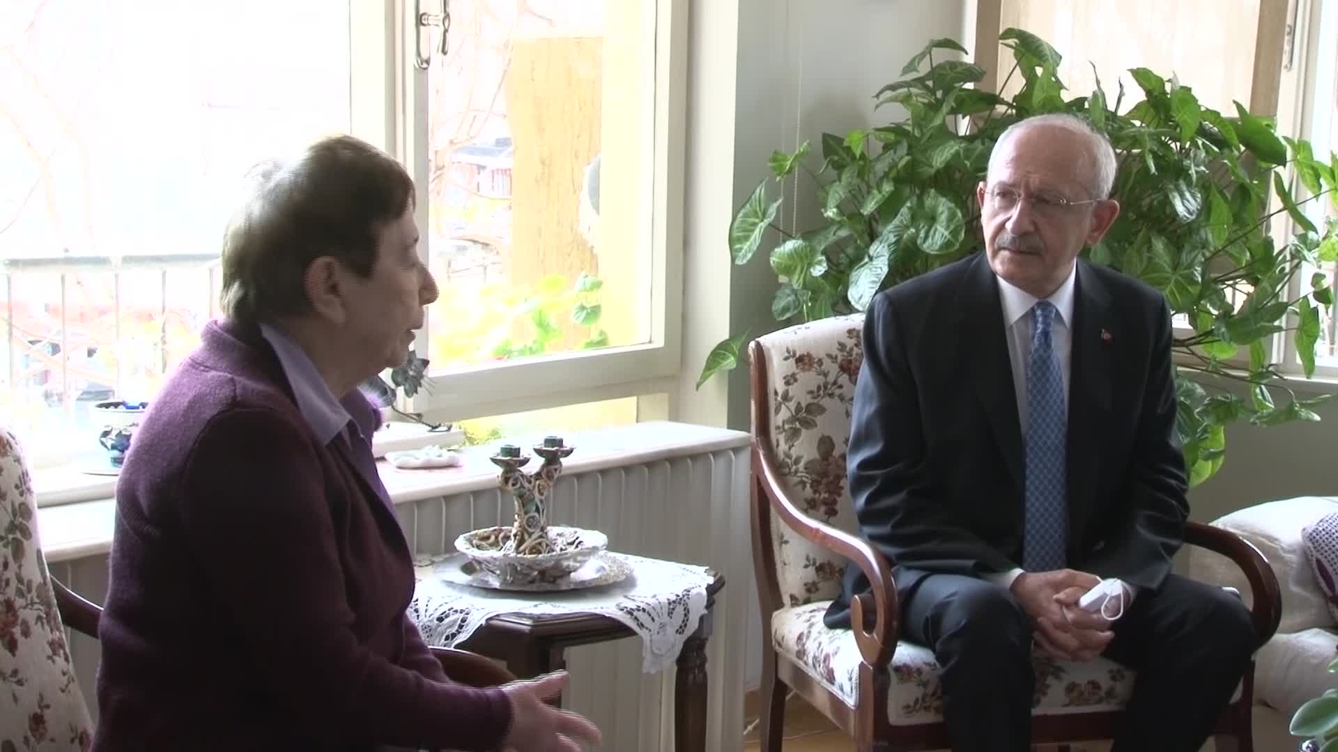 KILIÇDAROĞLU'NDAN, YAŞAMINI YİTİREN GAZETECİ AYDIN ENGİN'İN EŞİ OYA BAYDAR'A TAZİYE ZİYARETİ