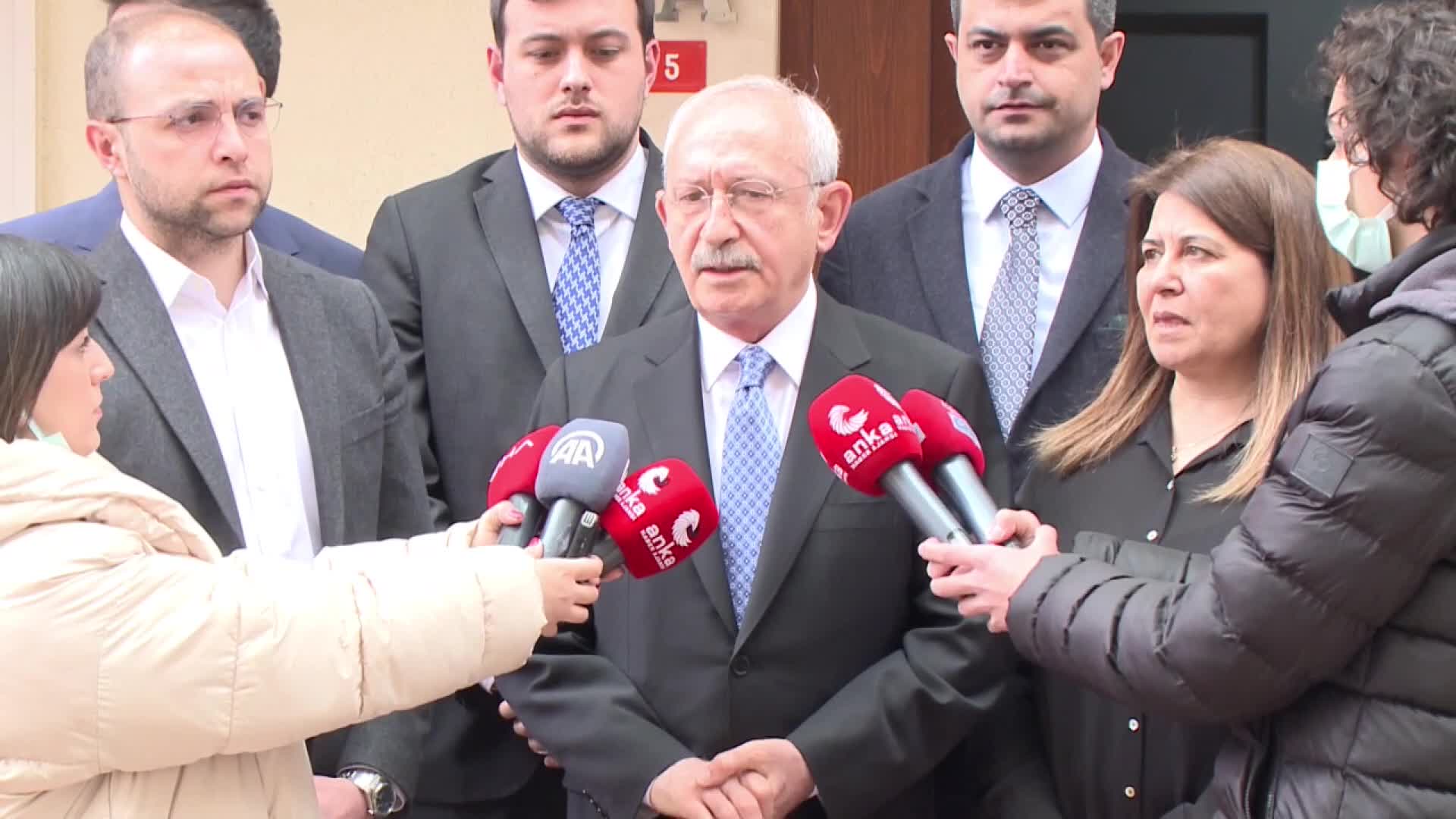 KILIÇDAROĞLU, ALİ TATAR’IN EŞİ NİLÜFER TATAR’I ZİYARET ETTİ: “DEVLETİMİZİN, ASKERİMİZLE ÖNCE BİR HELALLEŞMESİ LAZIM”