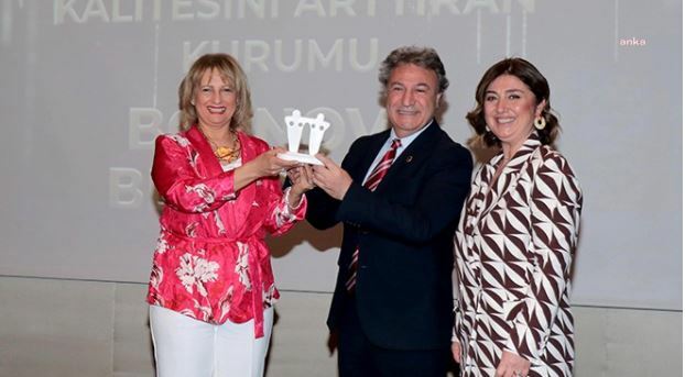 İŞ KADINLARINDAN BORNOVA BELEDİYESİ'NE ÖDÜL