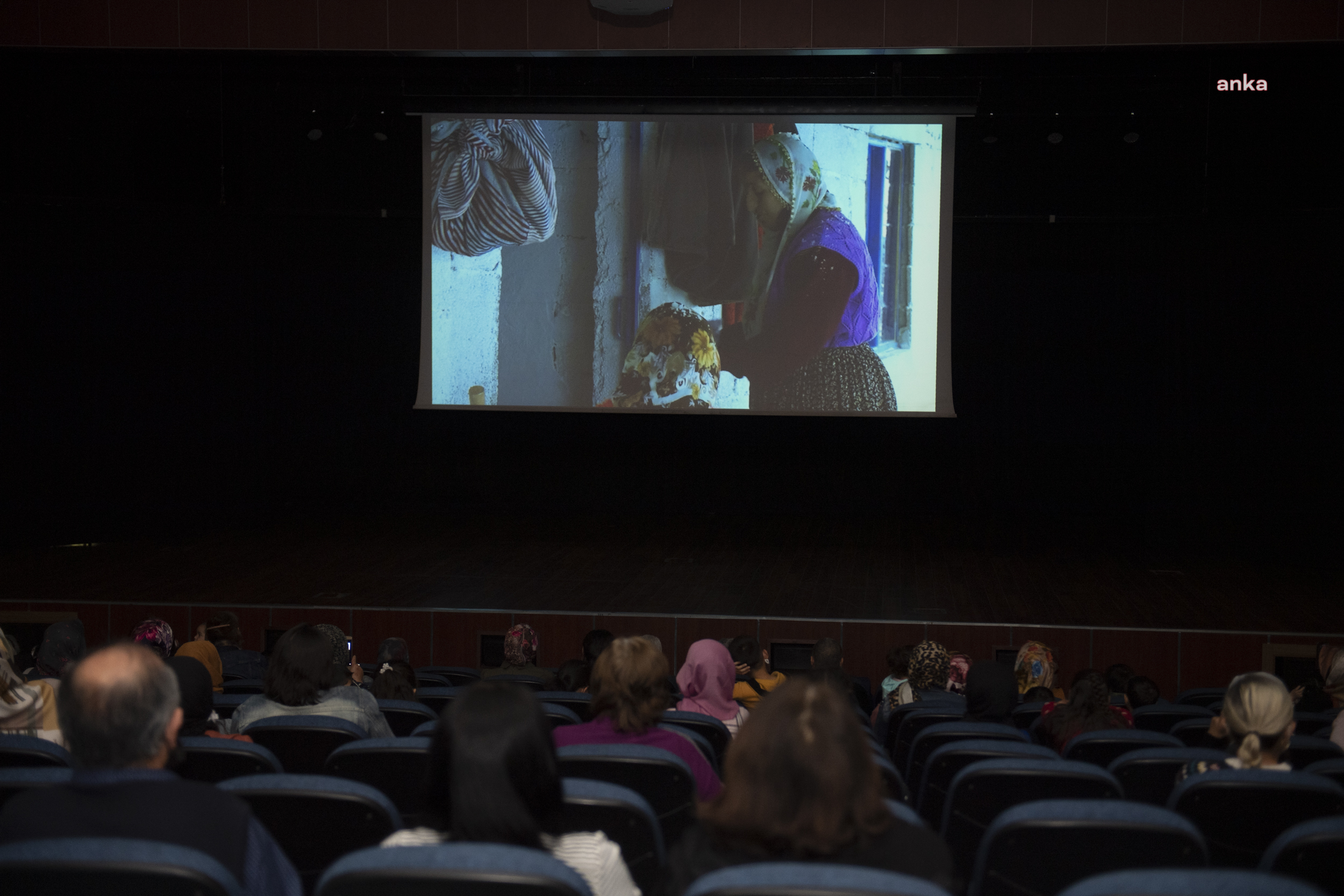 ARSLANKÖYLÜ KADINLAR TİYATRO TOPLULUĞU MERSİN BÜYÜKŞEHİR’İN SAHNESİNDEYDİ