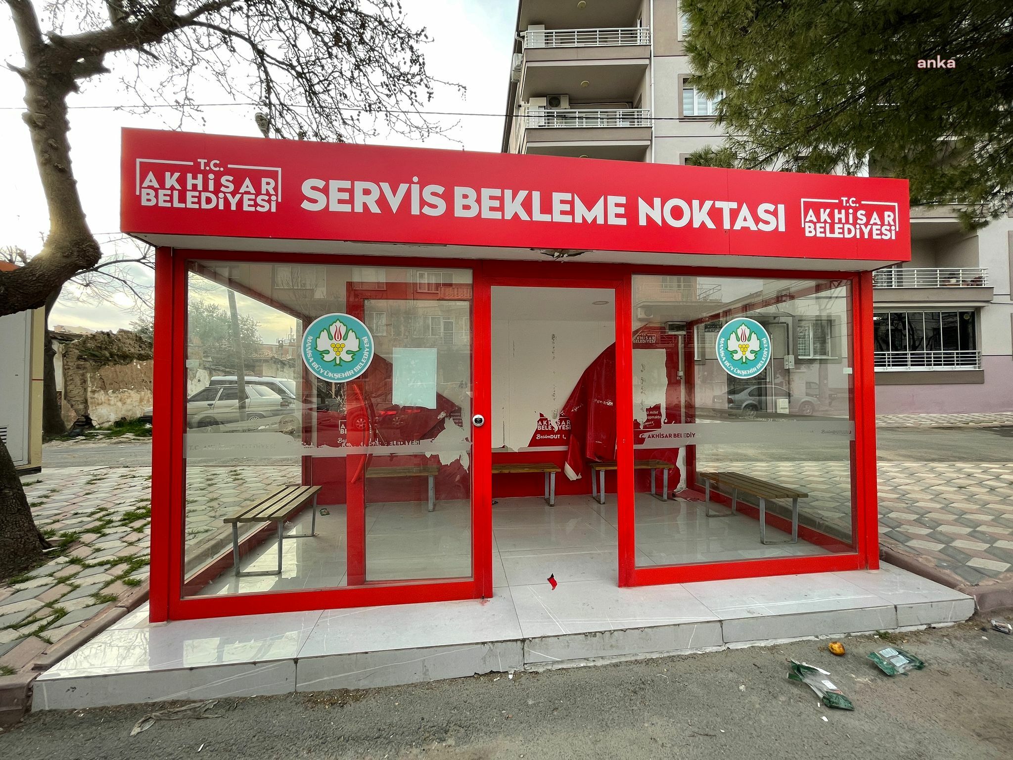 AKHİSAR’DA İŞÇİ DURAĞINDAKİ ATATÜRK FOTOĞRAFLARI YIRTILDI