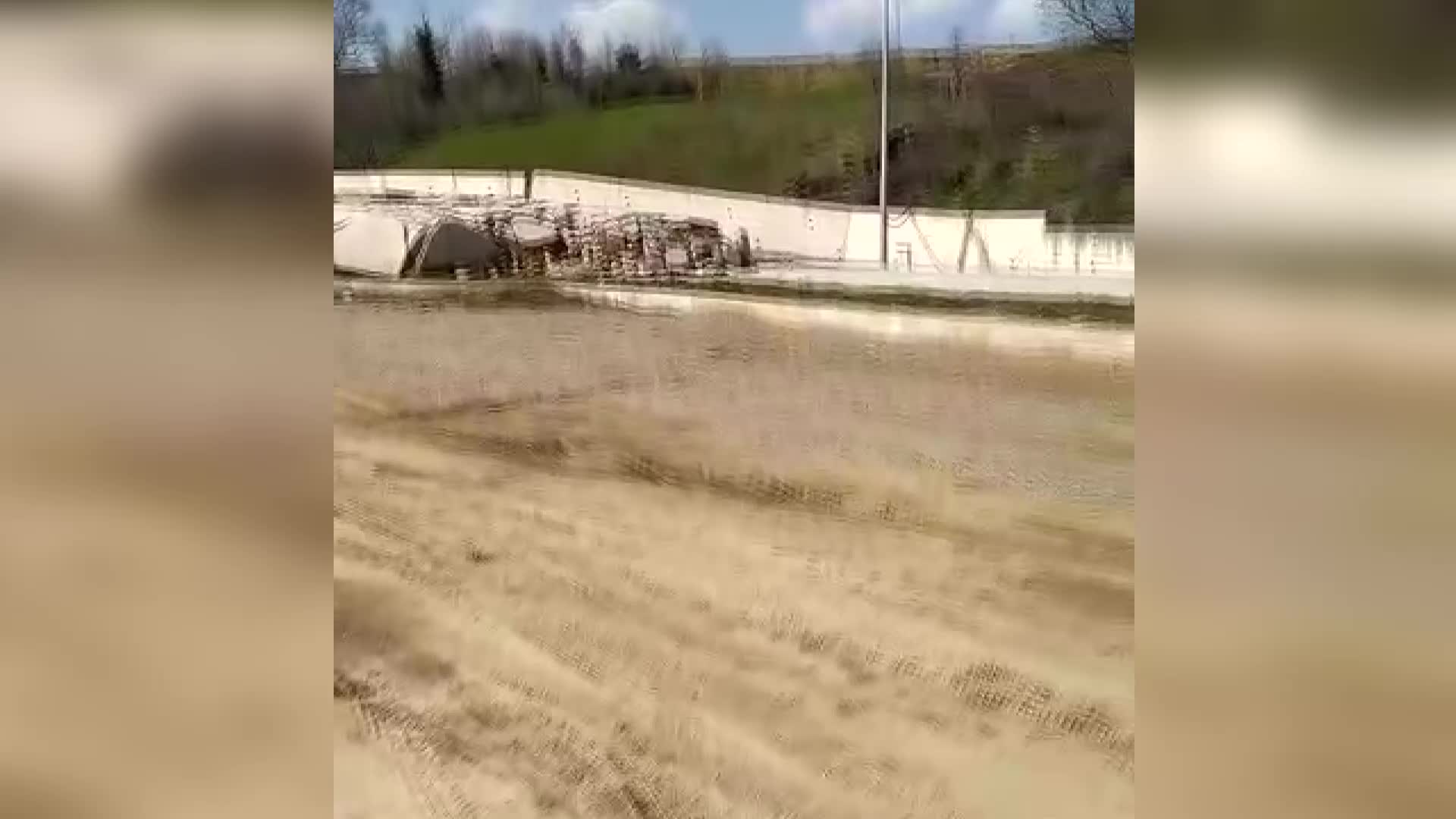 SİNOP’TA DEMİRCİ KÖYÜ BALIKÇI BARINAĞI YOLUNDA ÇATLAK OLUŞTU, TOPRAK KABARDI