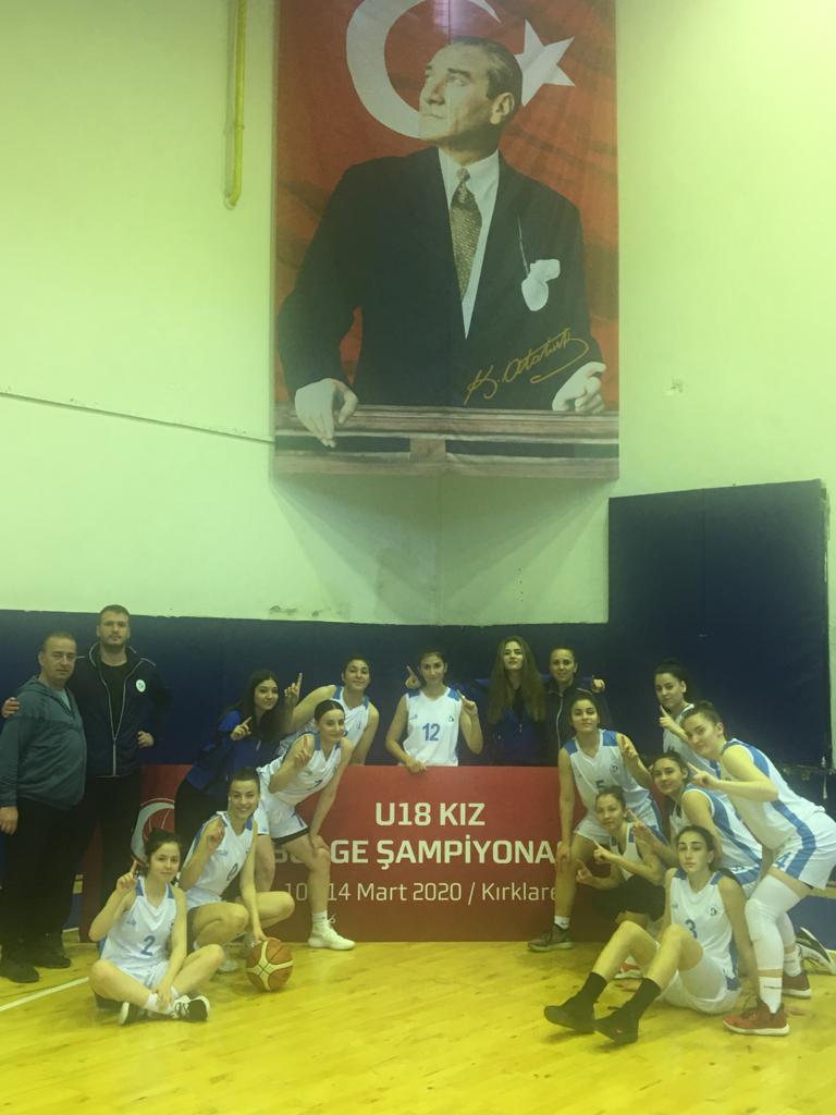 İZMİT'E KUPAYI U-18 KIZLAR GETİRDİ