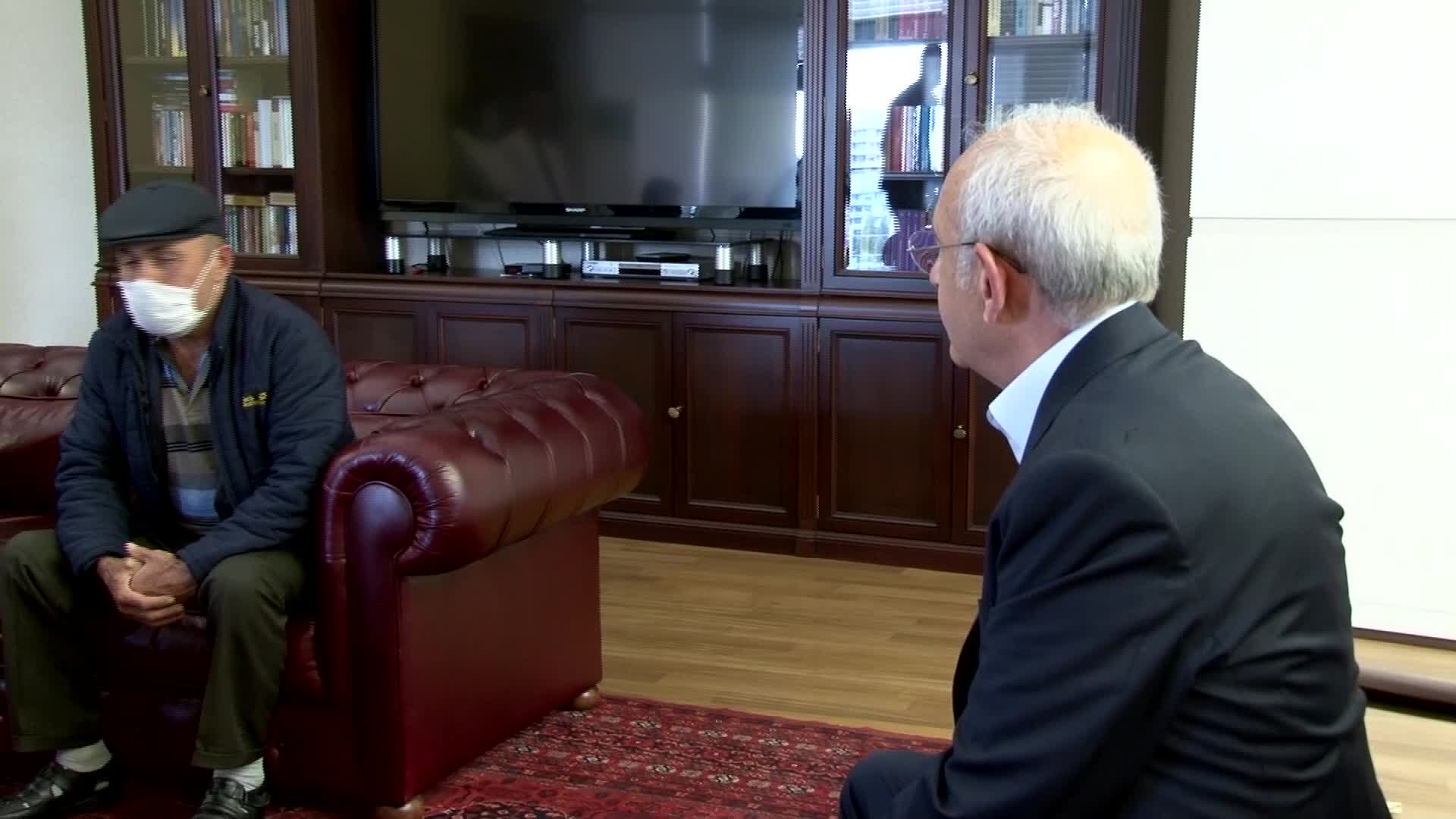 KILIÇDAROĞLU, CENAZESİNDE LİNÇ GİRİŞİMİNE UĞRADIĞI ŞEHİDİN BABASINI GENEL MERKEZDE AĞIRLADI