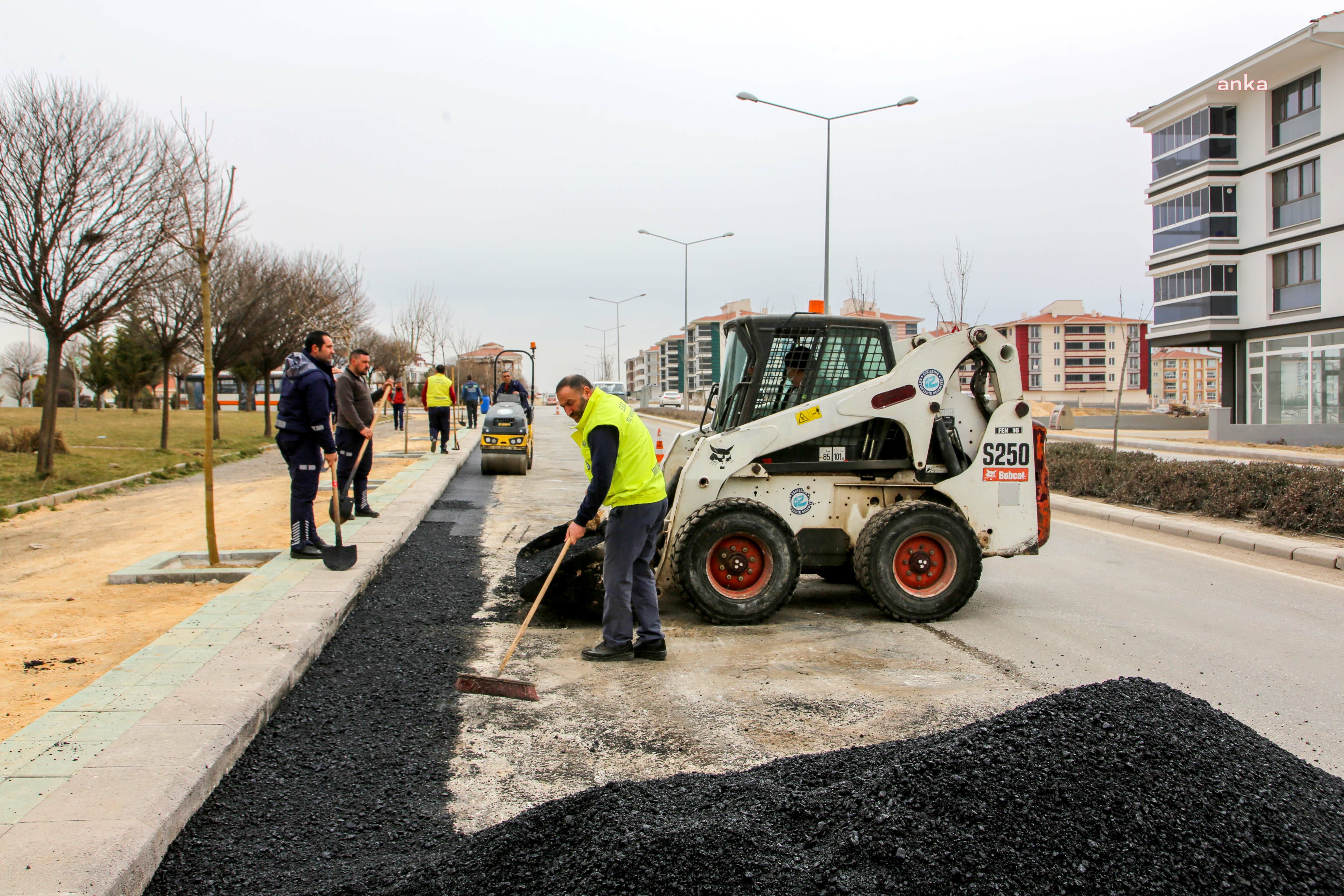 ESKİŞEHİR'DE HAVANIN ISINMASIYLA ASFALT ÇALIŞMALARI TEKRAR BAŞLADI