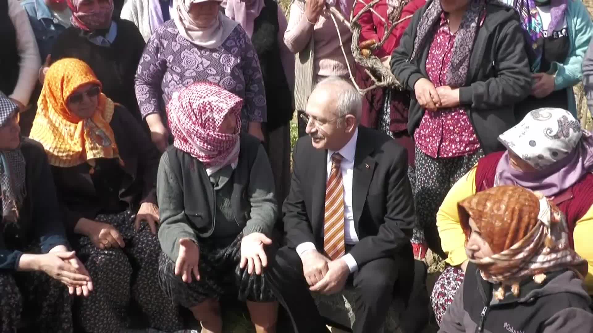 KILIÇDAROĞLU, ÜZÜM BAĞINDA ÇALIŞAN KADIN İŞÇİLERİ DİNLEDİ. "23 LİRADAN MAZOT ALIP NE YAPABİLİRİZ, 3 LİRAYA ÜZÜM SATTIK"