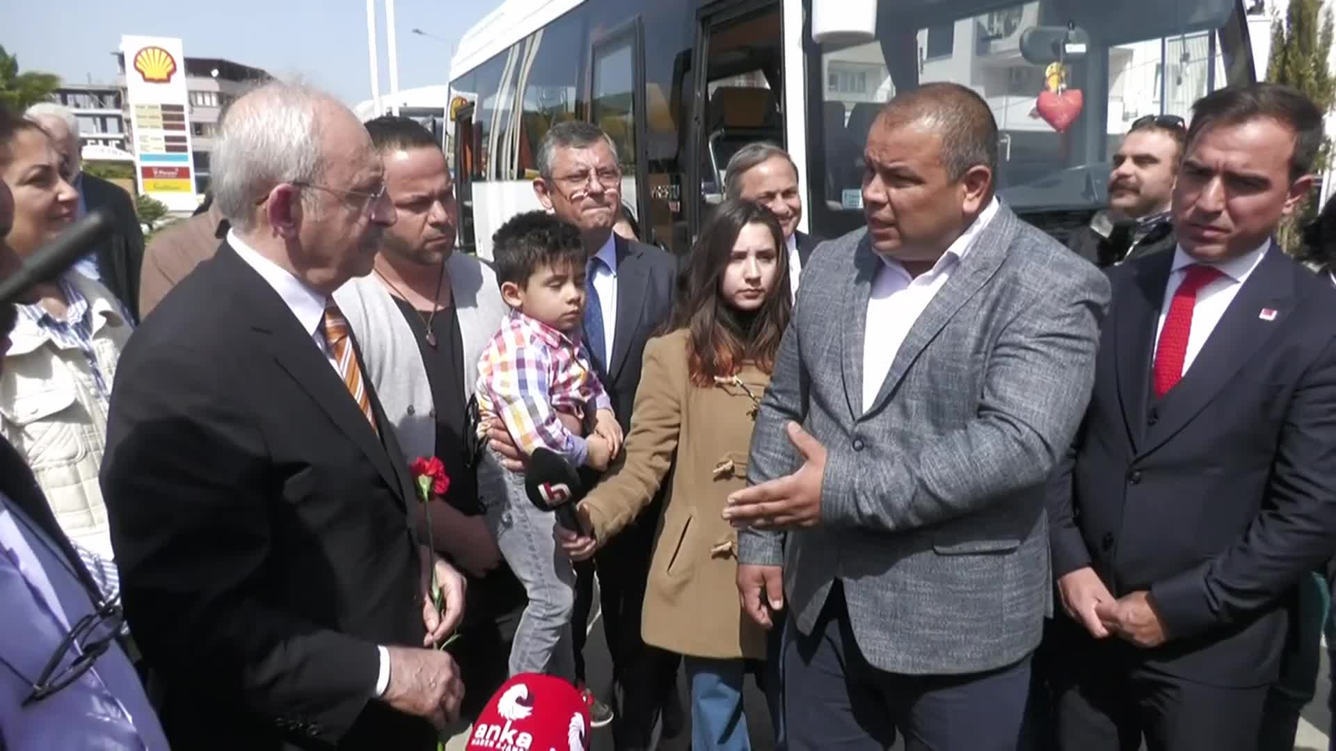 MANİSA'DA SERVİSÇİLERİ ZİYARET EDEN KILIÇDAROĞLU: “İHALEYE GİRMİŞSİN. MAZOTA ZAM GELMİŞSE, KARŞILIĞINI VERECEKSİN. BİTTİ, O KADAR”