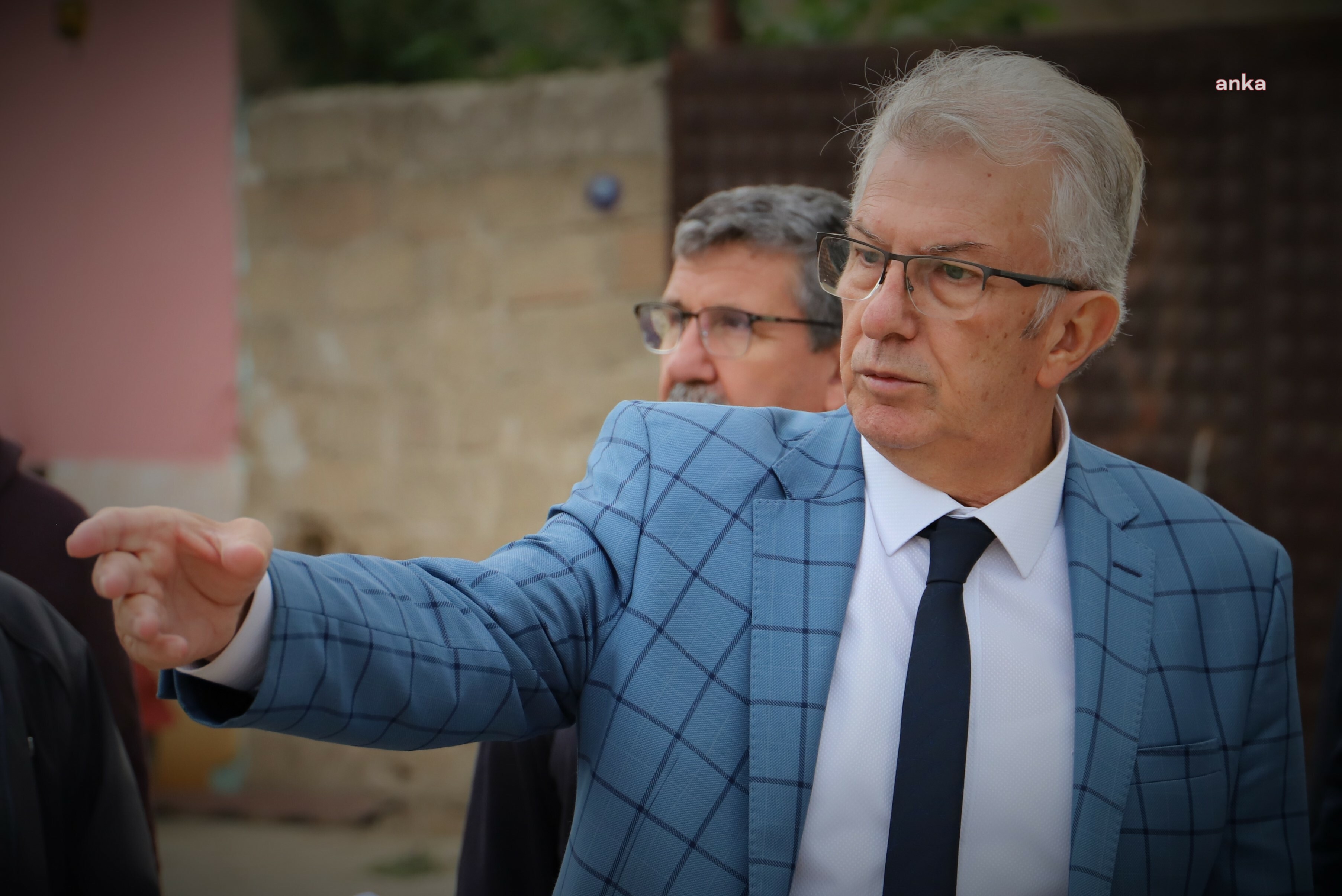 ÖDEMİŞ BELEDİYE BAŞKANI ERİŞ: “MAKİNELERLE KAZILAN YOLLARI ELLERİMİZLE ONARIYORUZ”