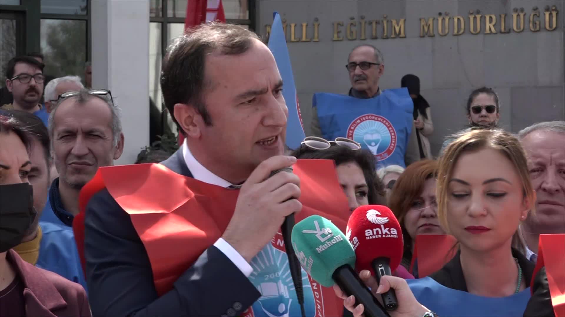 “HAREM-SELAMLIK” TALİMATI VEREN MÜDÜRÜN GÖREVİNE İADESİ PROTESTO EDİLDİ... CHP’Lİ KARABIYIK: “HANGİ CEMAATİN ETKİSİ VAR, KİMİN BASKISI İLE GÖREVE DÖNDÜ?”