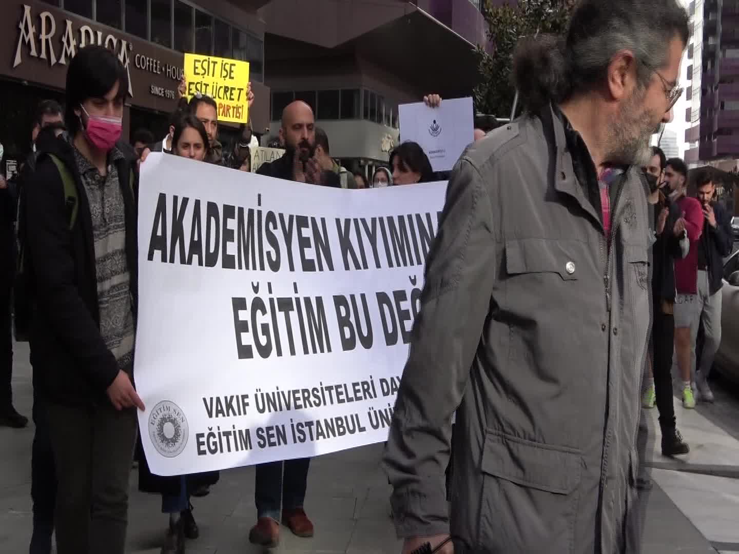 NİŞANTAŞI ÜNİVERSİTESİ ARAŞTIRMA GÖREVLİLERİ 'KOD 22' İLE TAZMİNATSIZ İŞTEN ÇIKARILDI. AKADEMİSYLENLER ÜNİVERSİTE YÖNETİMİNİ PROTESTO ETTİ