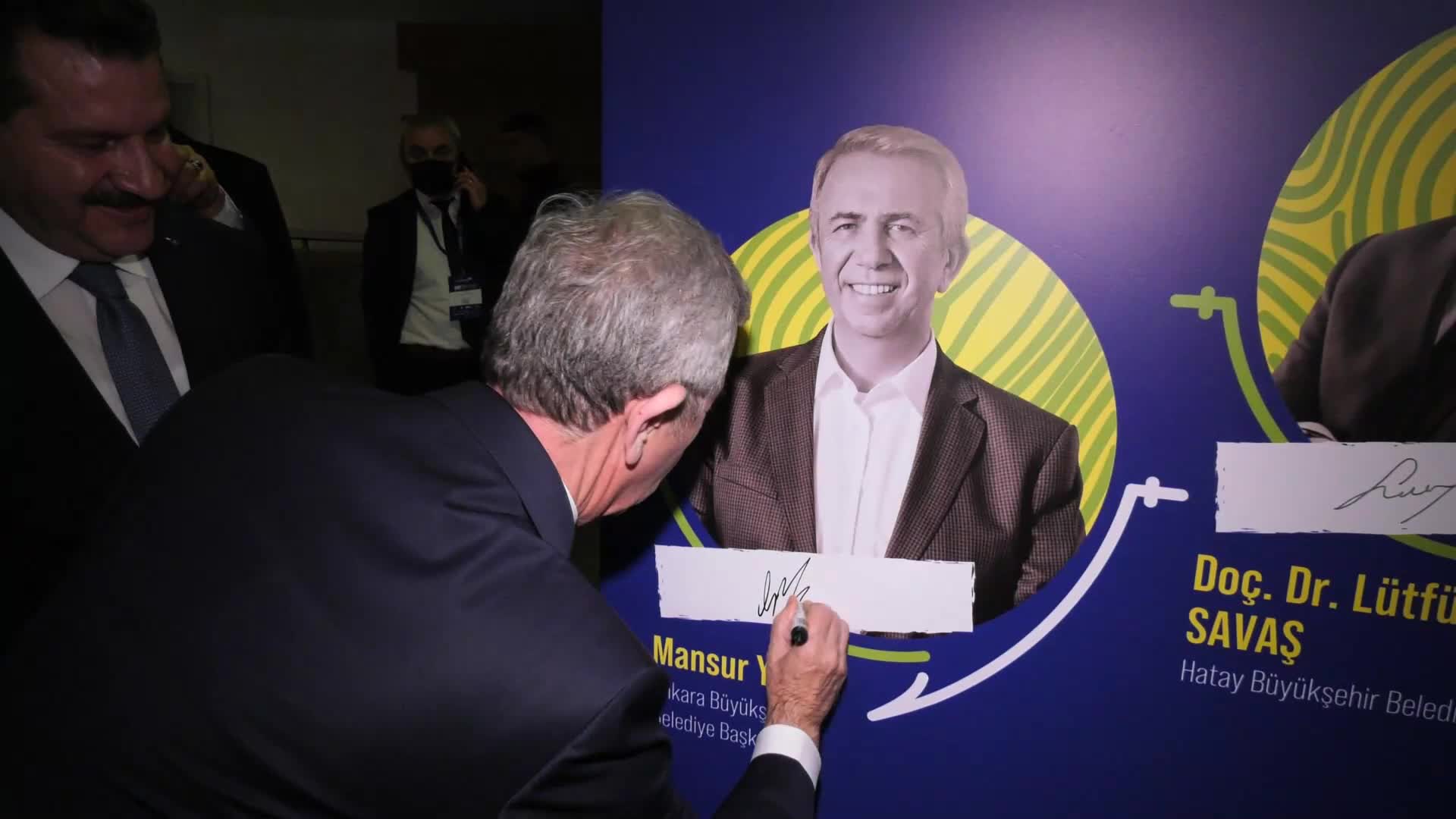 MANSUR YAVAŞ, EKO İKLİM ZİRVESİ’NDE ÇEVRE DOSTU PROJELERİNİ ANLATTI