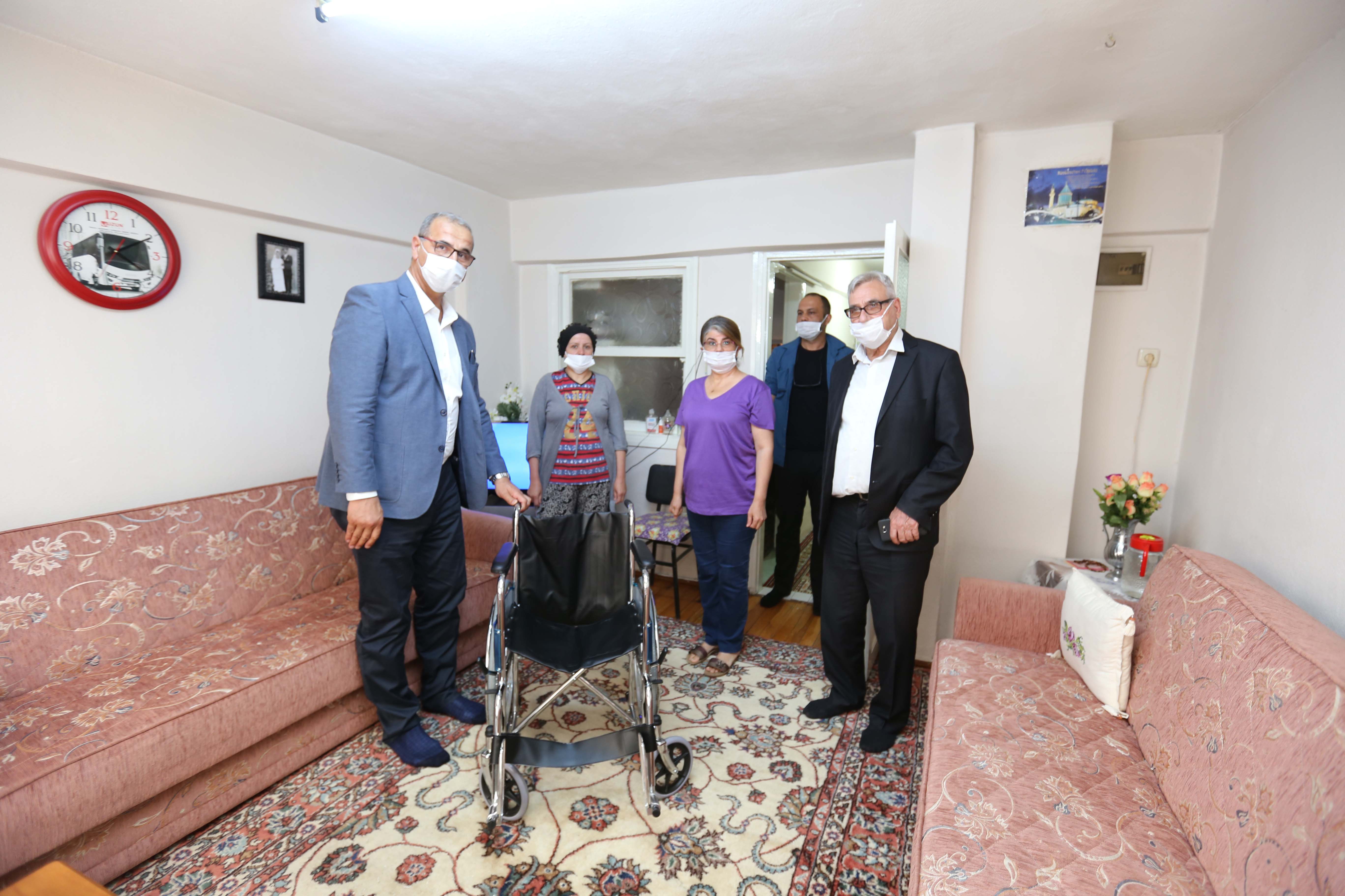 EFELER BELEDİYESİ'NDEN BEDENSEL ENGELLİ VATANDAŞA TEKERLEKLİ SANDALYE