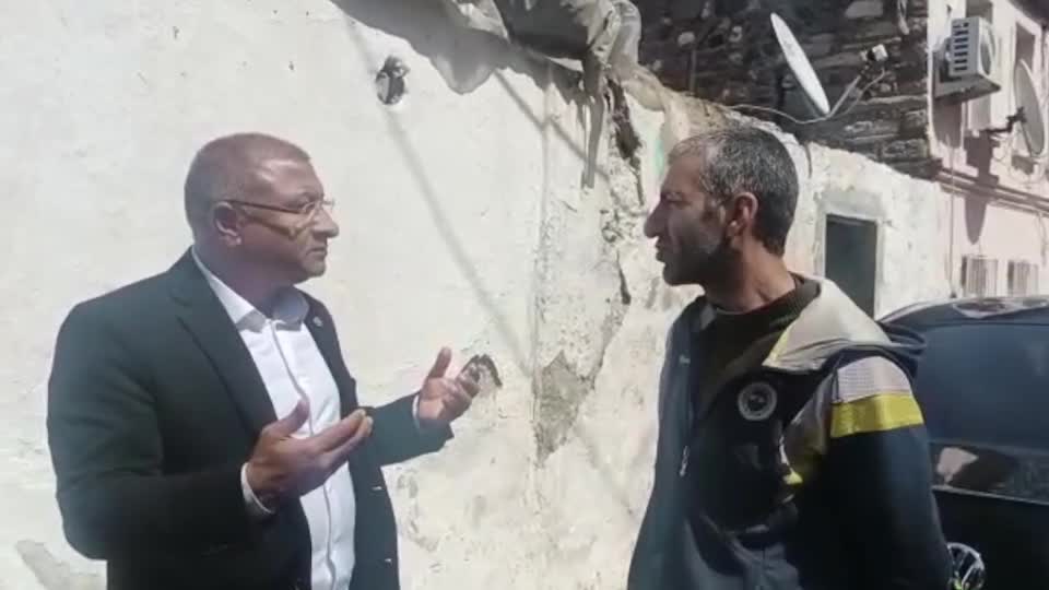 İZMİRLİ VATANDAŞ: MÜLTECİLER SİGORTASIZ ÇALIŞIYOR. BİZ İŞ BULAMIYORUZ. İŞSİZİM, ÇÖP TOPLUYORUM