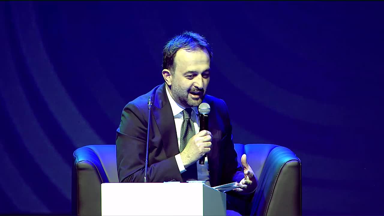 EKO İKLİM EKONOMİ VE İKLİM DEĞİŞİKLİĞİ ZİRVESİ'NİN “BÜYÜKŞEHİRLERDE YEŞİL DÖNÜŞÜM” OTURUMU GERÇEKLEŞTİRİLDİ