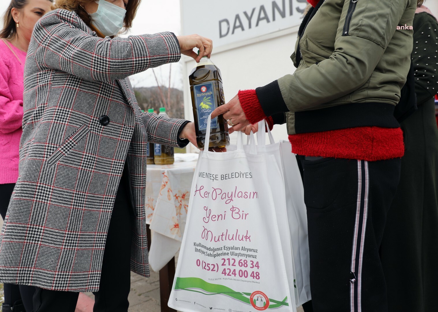 MENTEŞE BELEDİYESİ ÜRETTİĞİ ZEYTİNYAĞLARINI İHTİYAÇ SAHİPLERİNE ULAŞTIRIYOR
