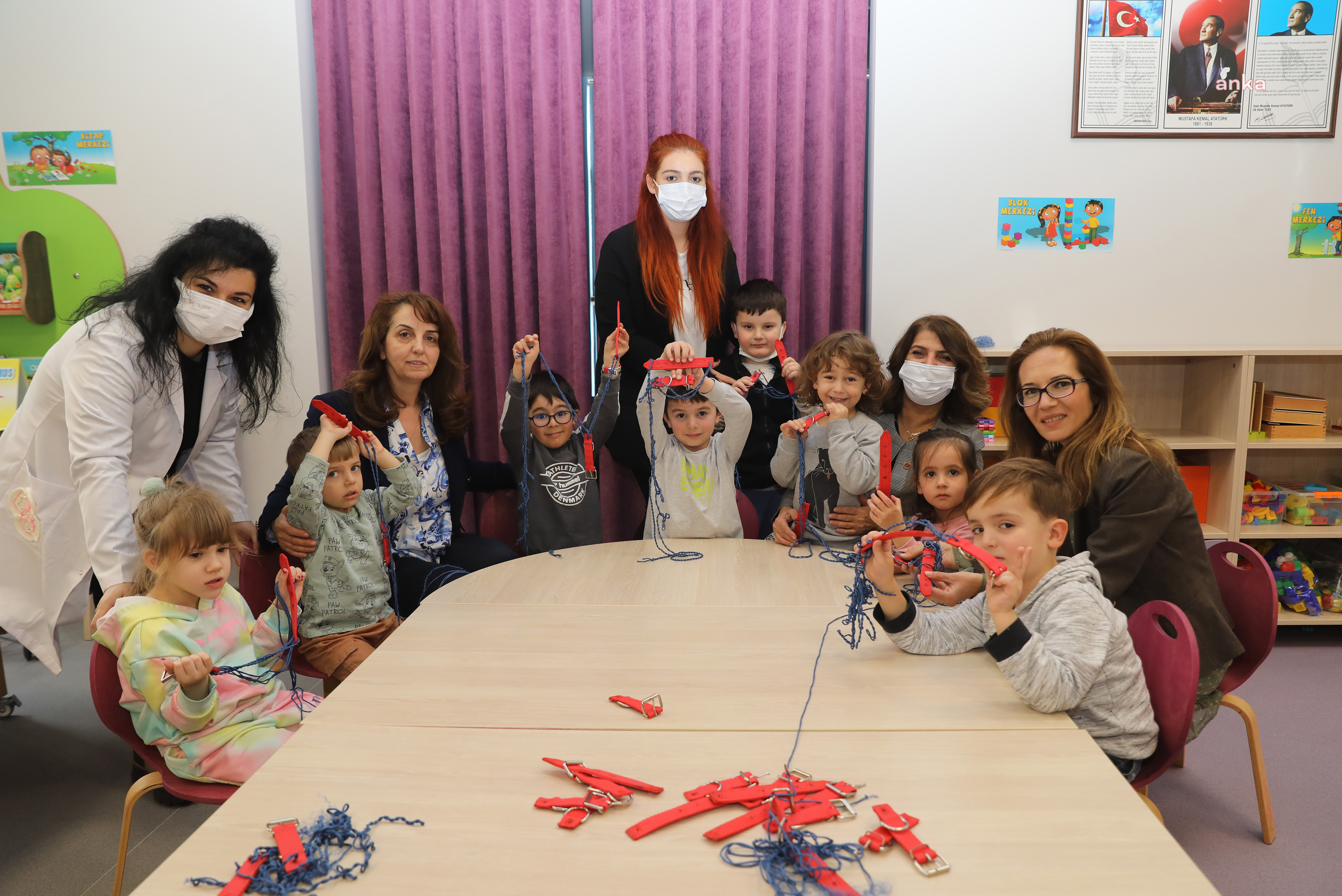 MUDANYA’DA SOKAK HAYVANLARININ HEDİYELERİ ÇOCUKLARDAN