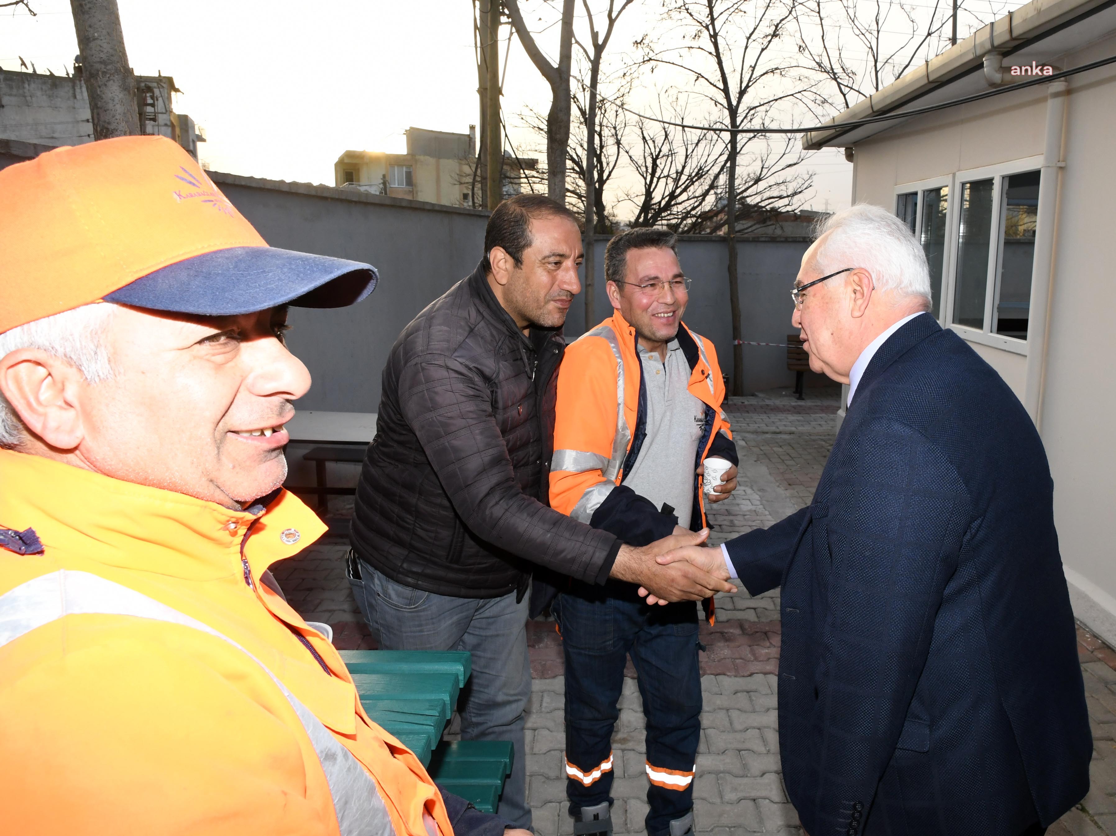 KARABAĞLAR BELEDİYE BAŞKANI SELVİTOPU’NA İŞÇİLERDEN TEŞEKKÜR