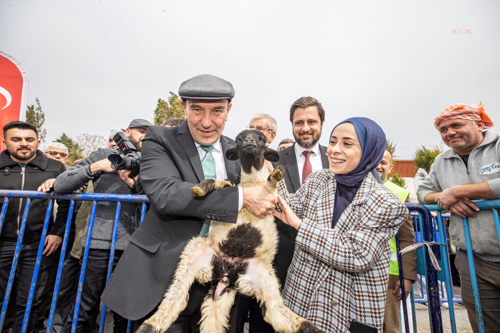 İZMİR BÜYÜKŞEHİR'DEN KÜÇÜK ÜRETİCİYE KÜÇÜKBAŞ DESTEĞİ